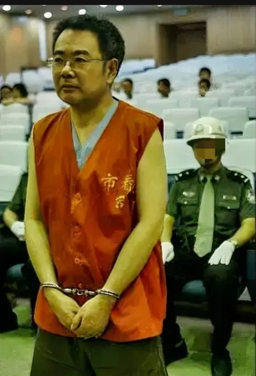 2005年,张小川身穿囚服,站在被告席上,等着法官的宣判,照片中的他看