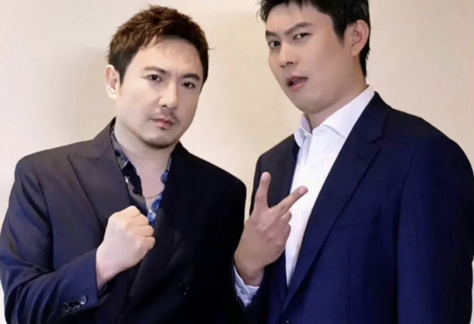 以前是双校草,现在是双笑草,沈腾艾伦年轻时的照片vs现在的照片,岁月