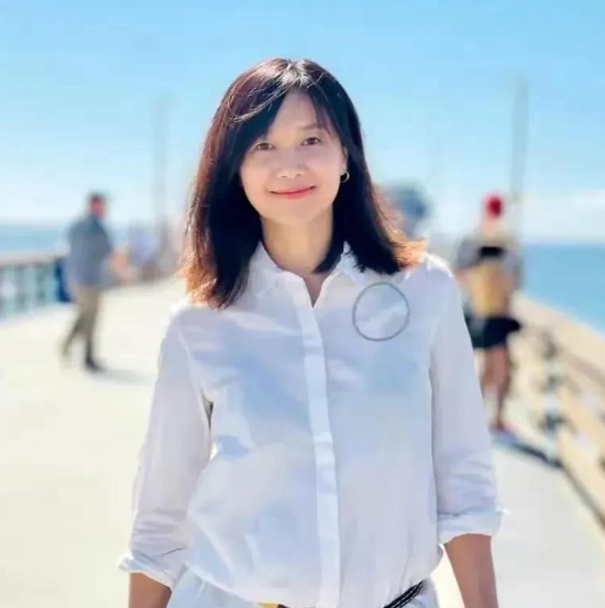 48岁徐静蕾美国居住,首次穿泳衣大秀好身材,已经移民国外七年