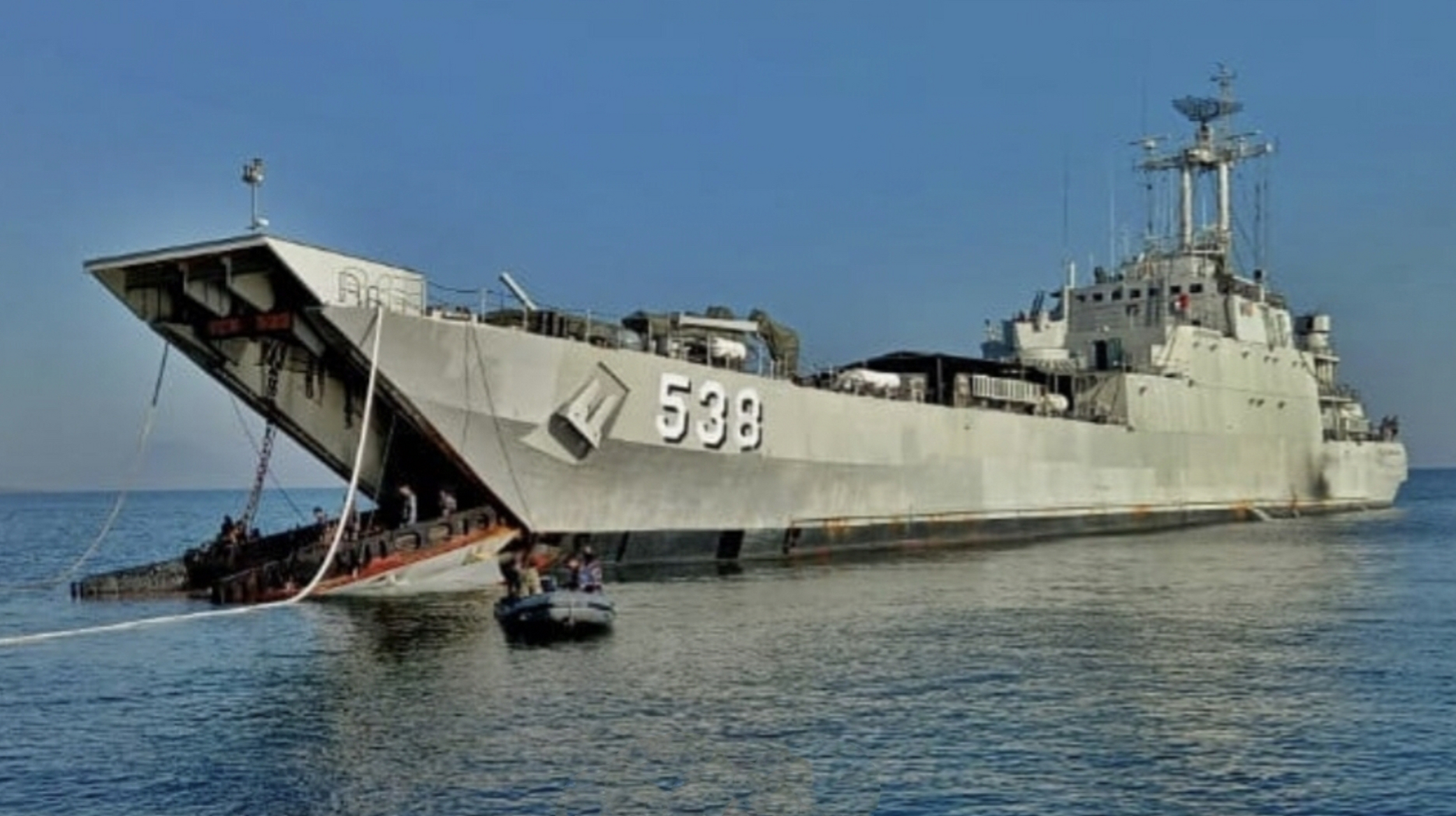 其实它是印尼海军装备的原东德108型登陆舰,该舰具有一定的破冰能力