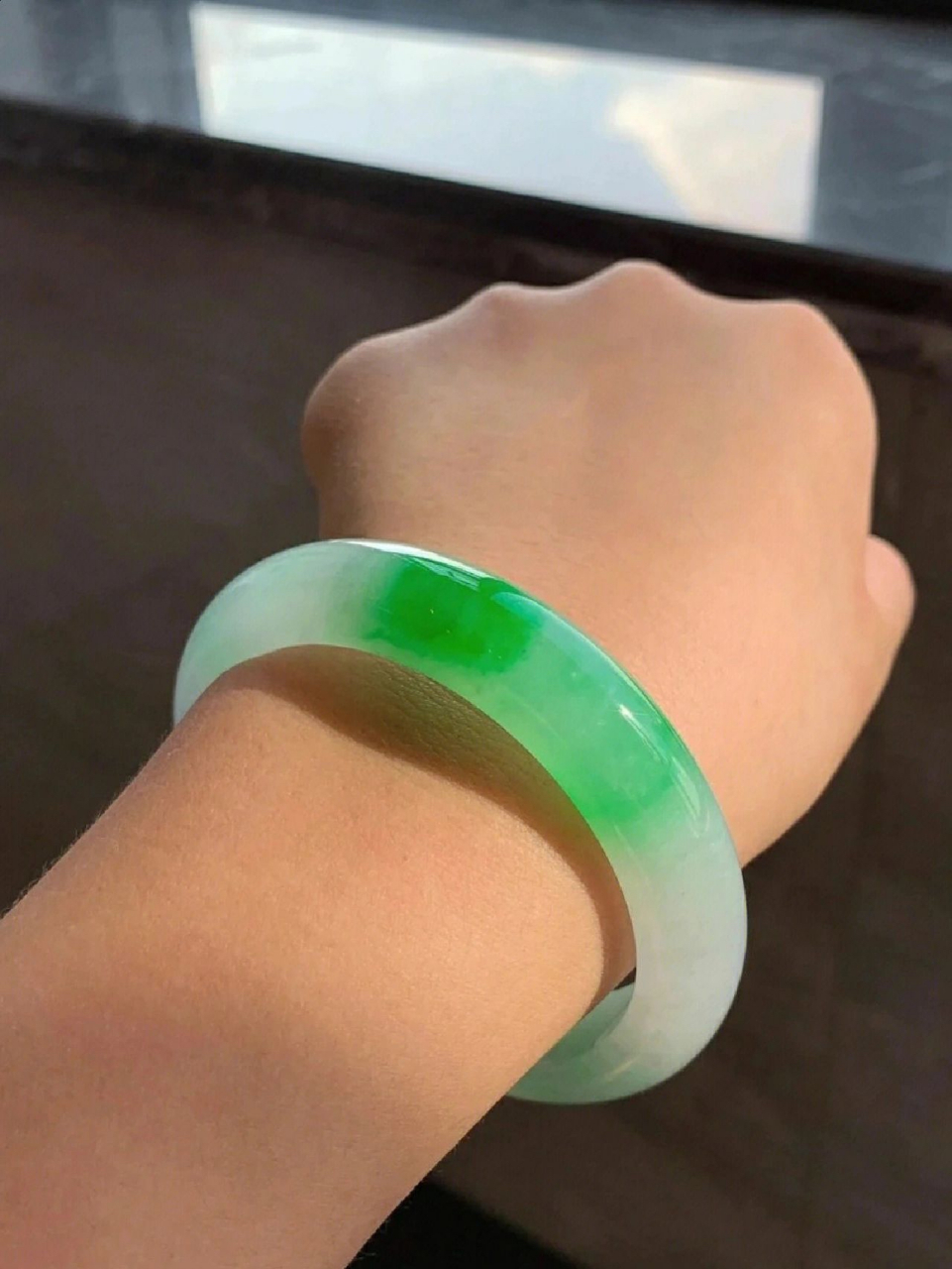 高冰阳绿翡翠手镯 要毕业款的阳绿色镯,色正阳浓,条形非常厚装饱满