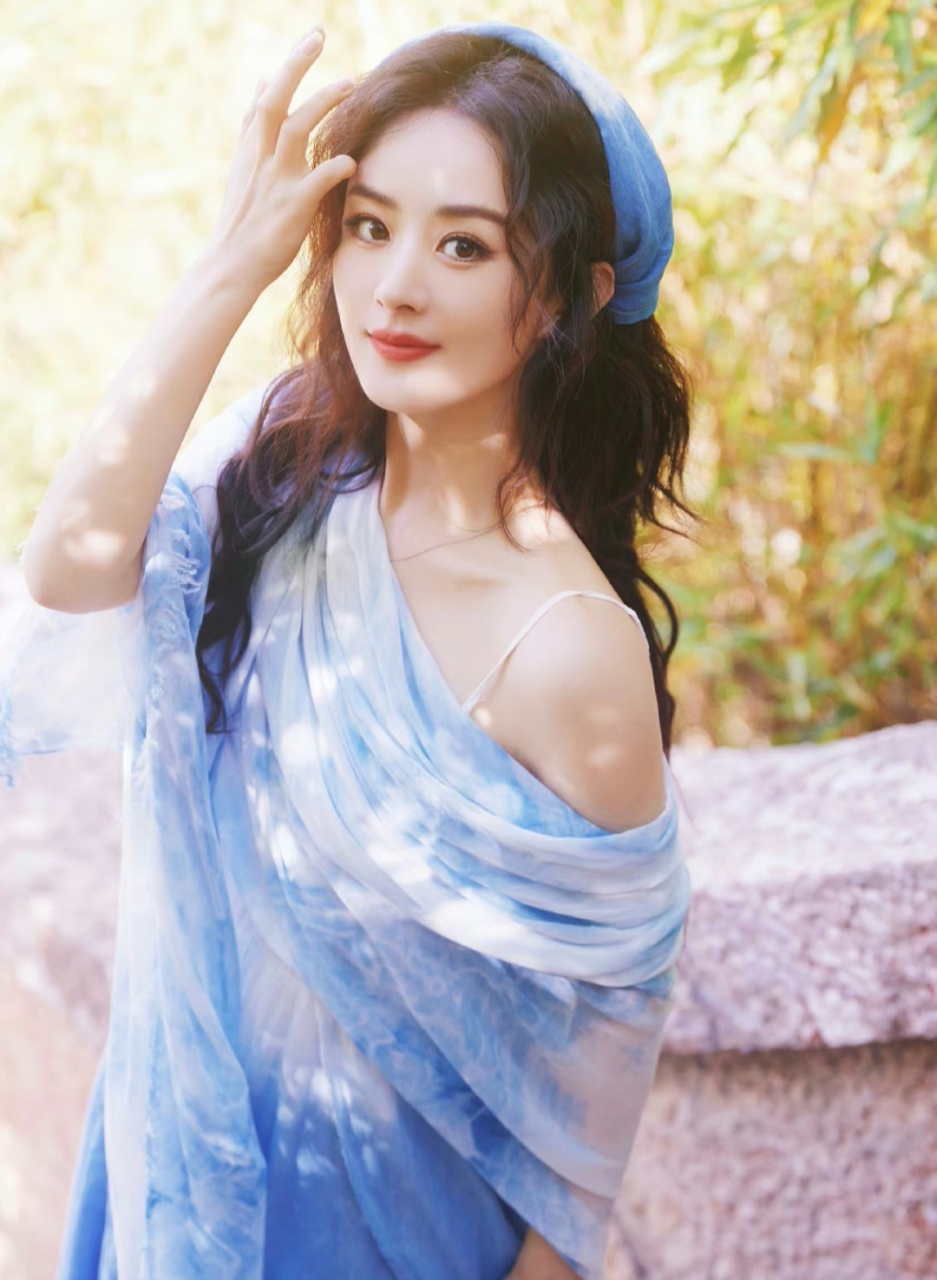 婀娜多姿,飘飘欲仙的#赵丽颖# 一袭蓝色扎染吊带裙,配赔同款头巾和