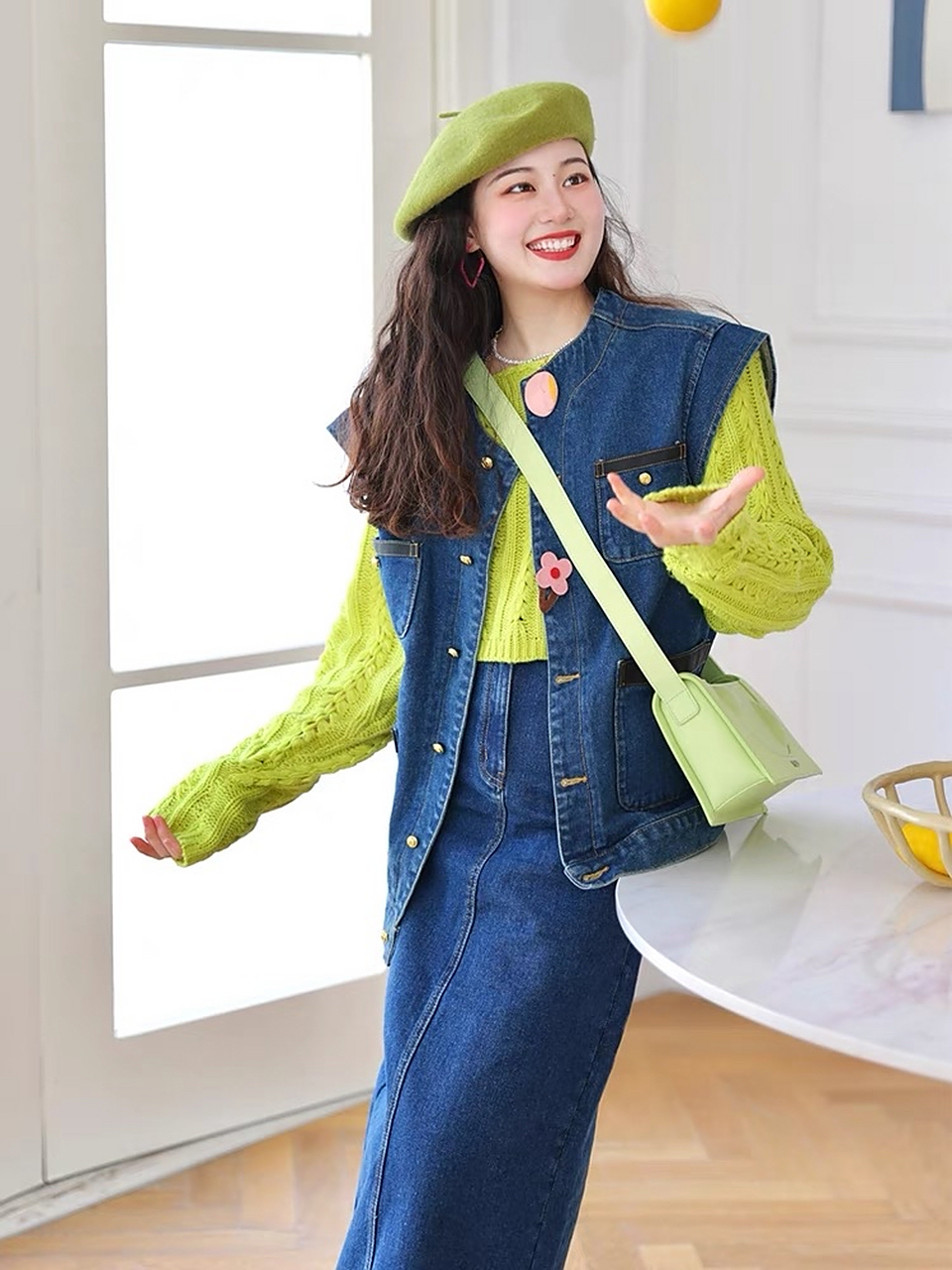 做一个精致时髦的打工人,选择吸晴的荧光绿毛衣打底,在搭配上一套牛仔