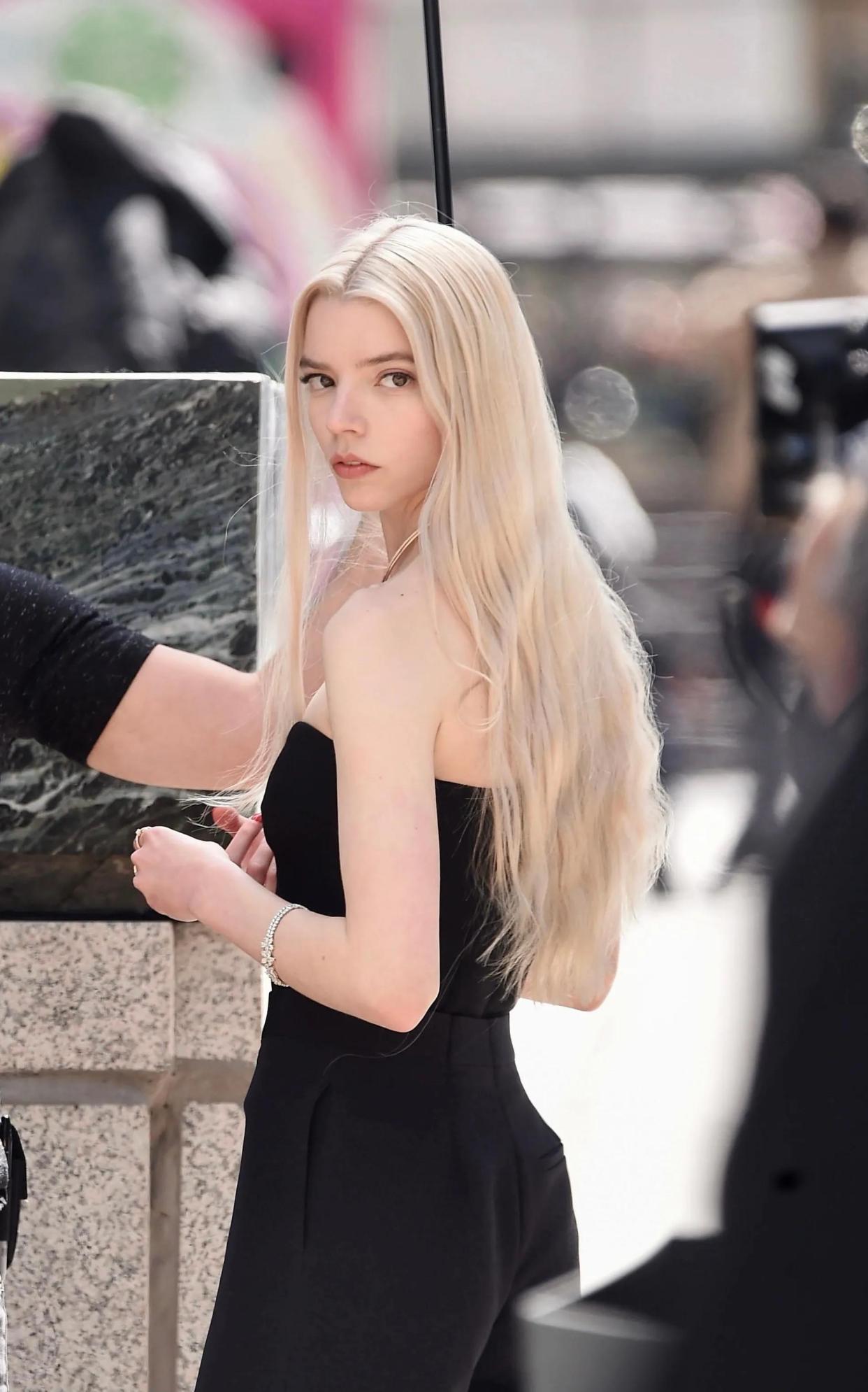 超高颜值,超辣身材,人间芭比!美国年轻女明星安雅·泰勒-乔伊