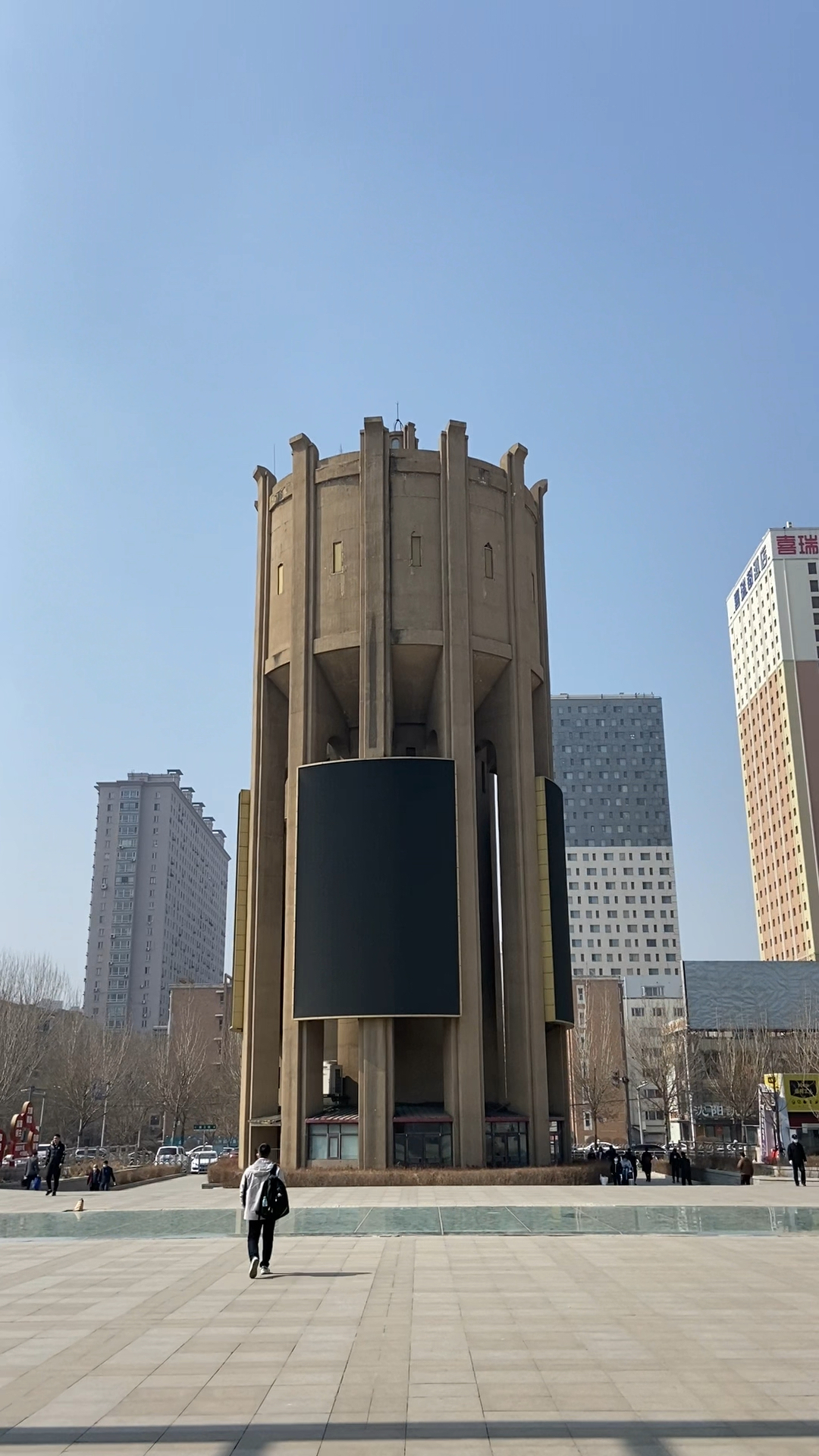 万泉公园水塔的孪生兄弟,建于1950年的沈阳站西广场水塔
