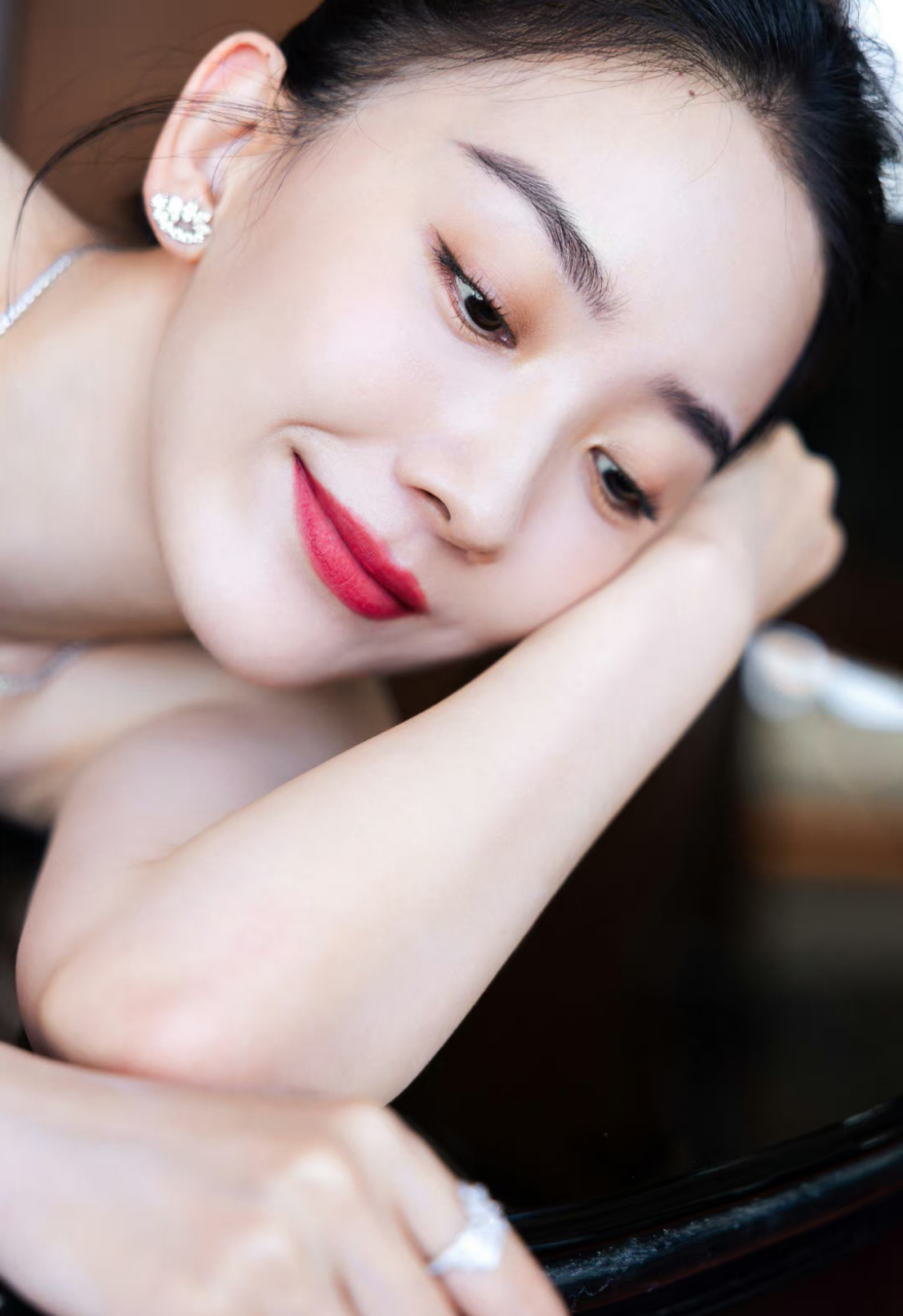 朱颜曼滋# 一袭黑色抹胸深v礼裙,肤白貌美的精致容颜,性感妩媚的眼神