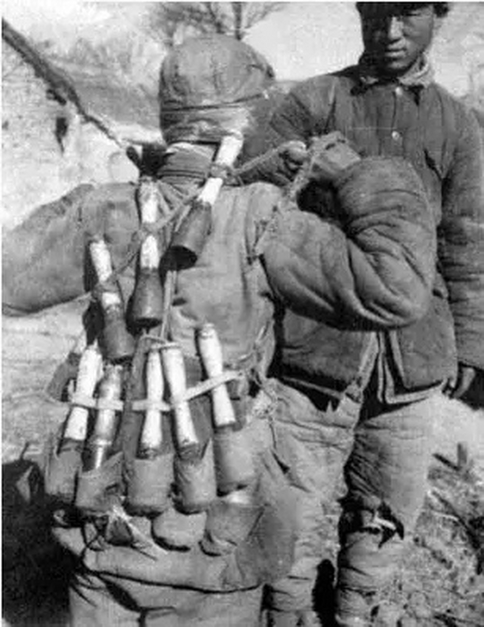 1941年,留下了一张视死如归的背影,这个八路军战士把七八颗手雷,用力