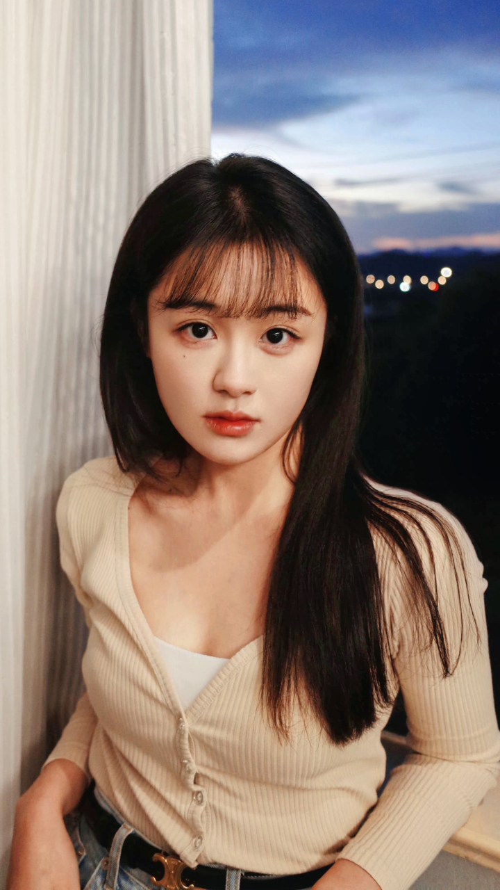 微胖圆脸美女～陈芳彤