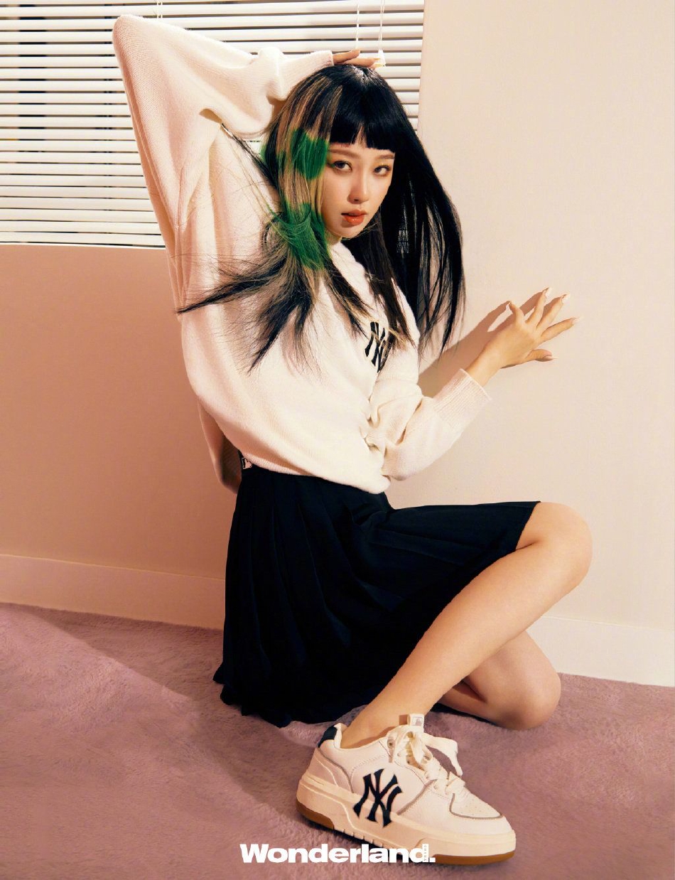 组图：虞书欣绿色爱心挑染造型拍大片美式甜酷穿搭演绎鬼马少女