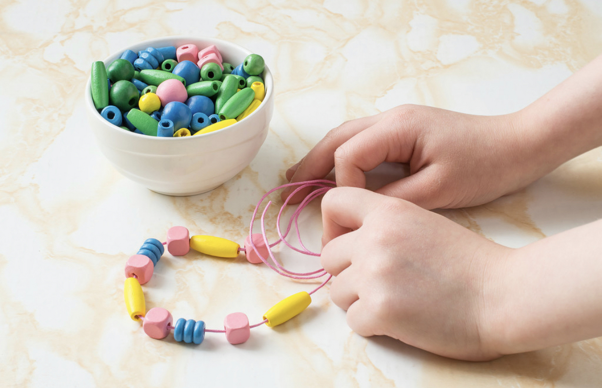 精细动作促进大脑发育,0～3岁应该怎么练习?