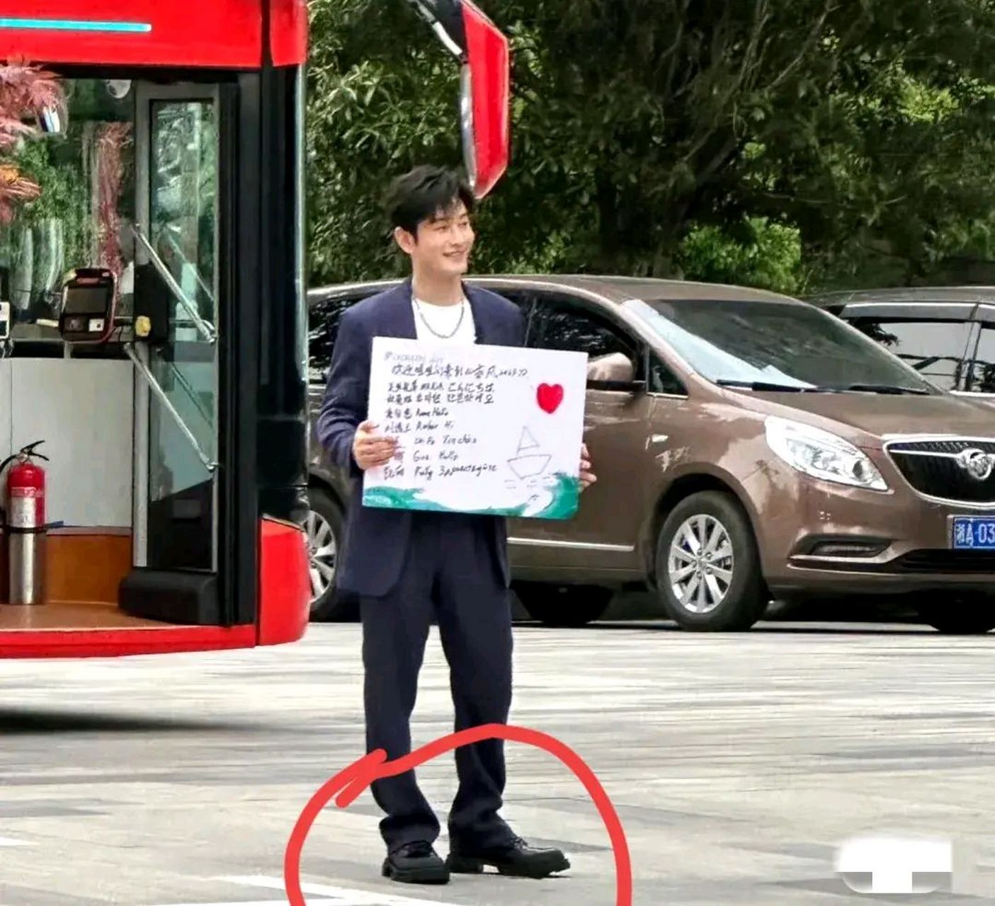 从身高到气势上都被碾压了,看黄晓明的厚底增高鞋,至少有个三四厘米