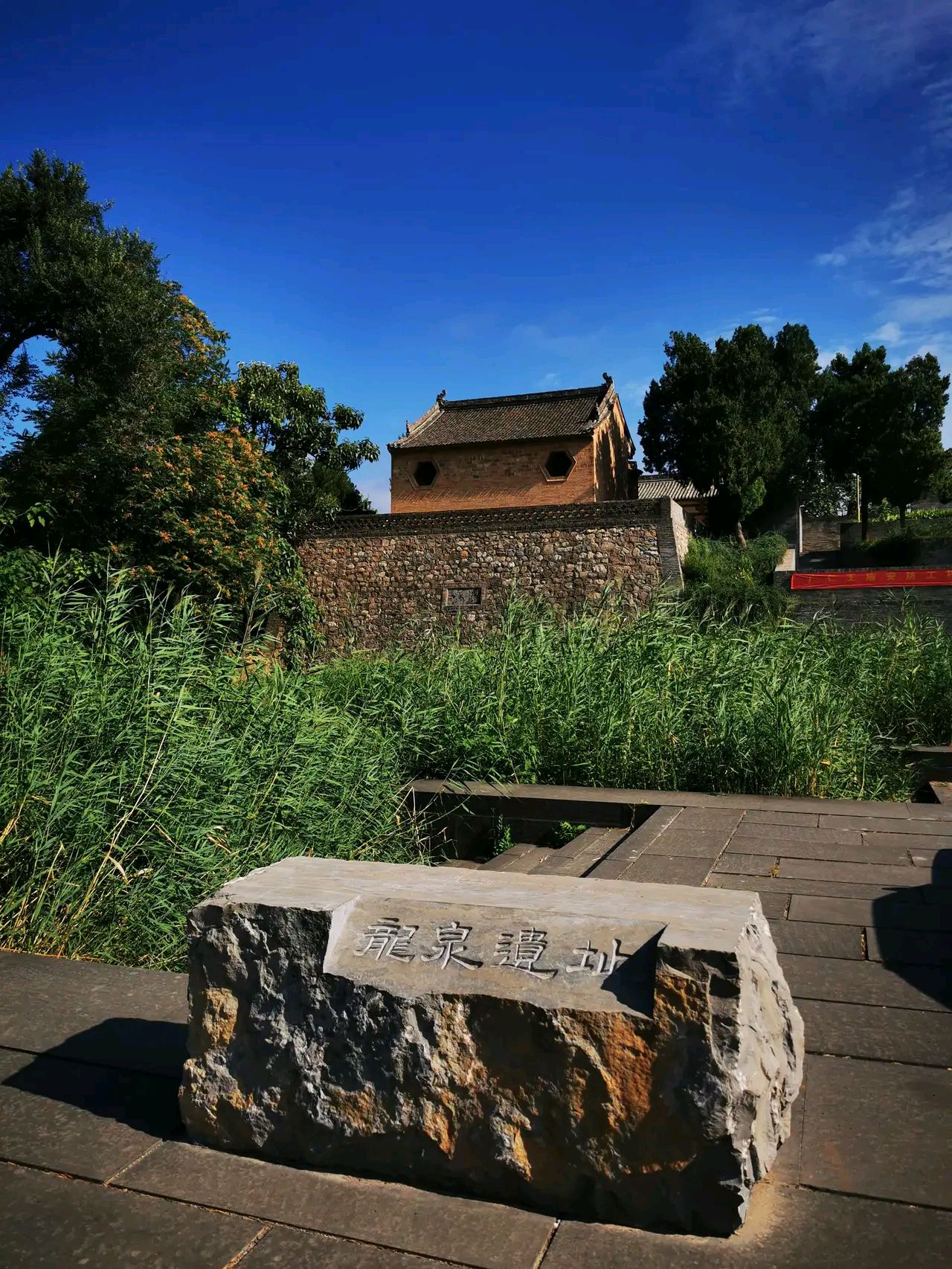 广仁王庙,原名五龙庙,位于山西省运城市芮城县中龙泉村土岗上,为唐