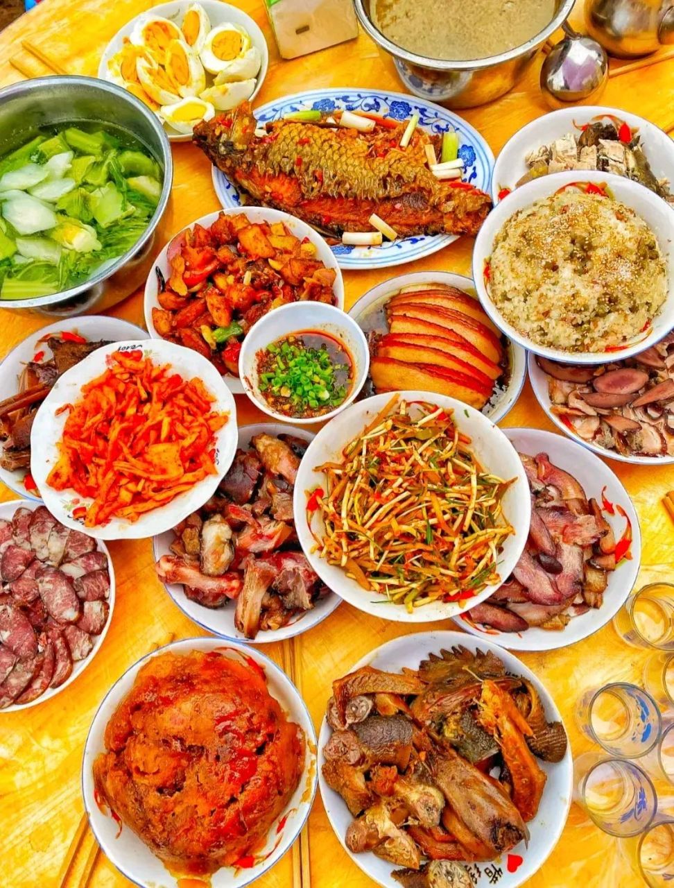 公司聚会主管在农家乐,安排的农家菜每桌餐标1200,我仔细一看这就是