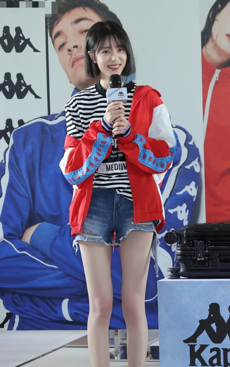 李溪芮蓝色牛仔短裤现身活动,,长腿迷人.