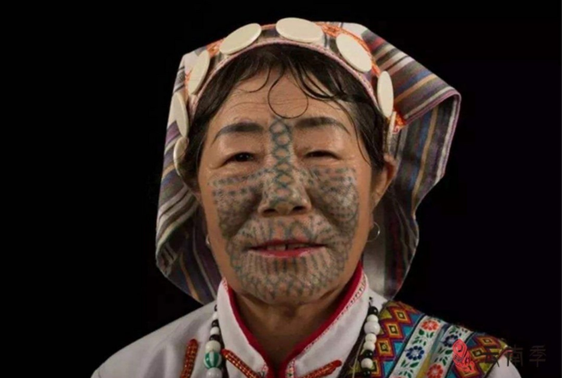 邂逅独龙纹面女,疑似穿越到远古(图片源自网络)