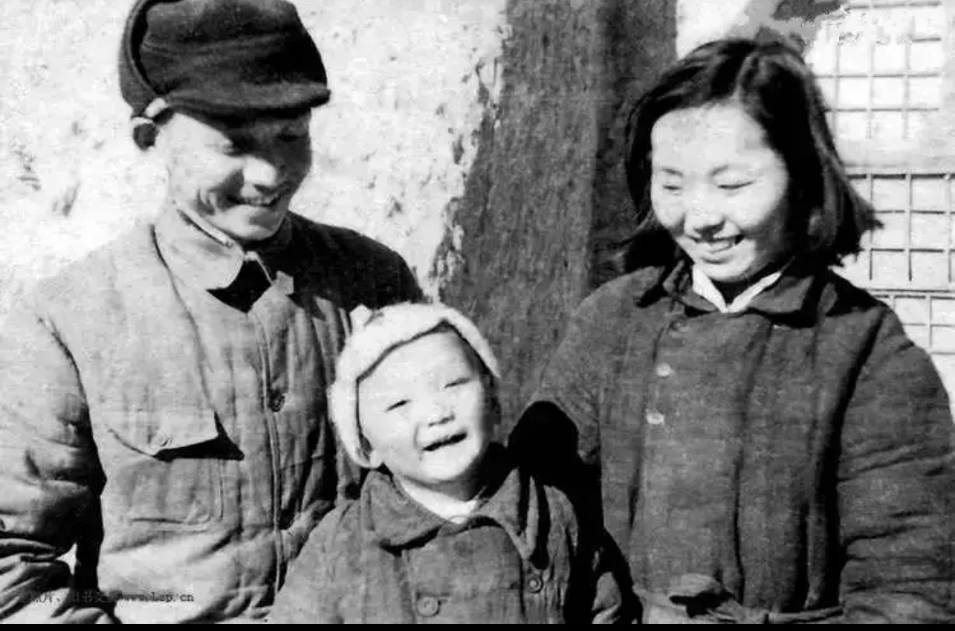 1943年,陈光和妻儿,一张罕见的留影,他的妻子名字叫史瑞楚,是八路军中