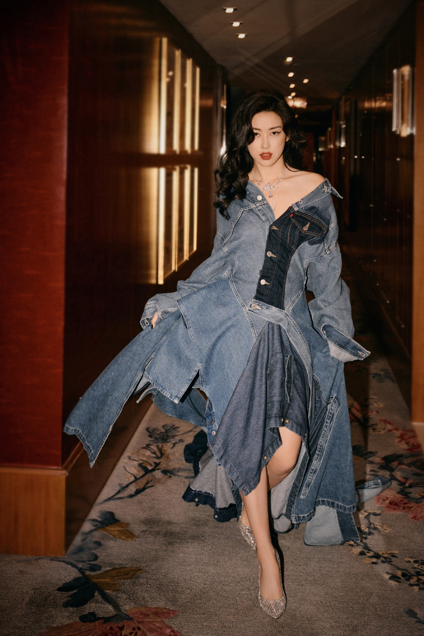 百度秋冬打卡挑战赛#  #我要上热门#  朱珠这件牛仔拼接长裙也能闯鲻