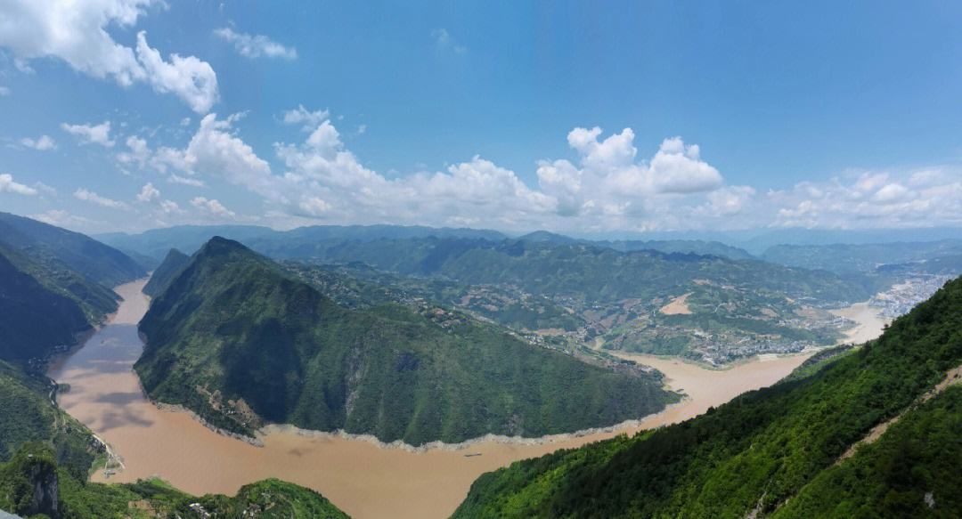 巫峡口景区,登上山顶的观景台,可以俯瞰长江三峡的风景