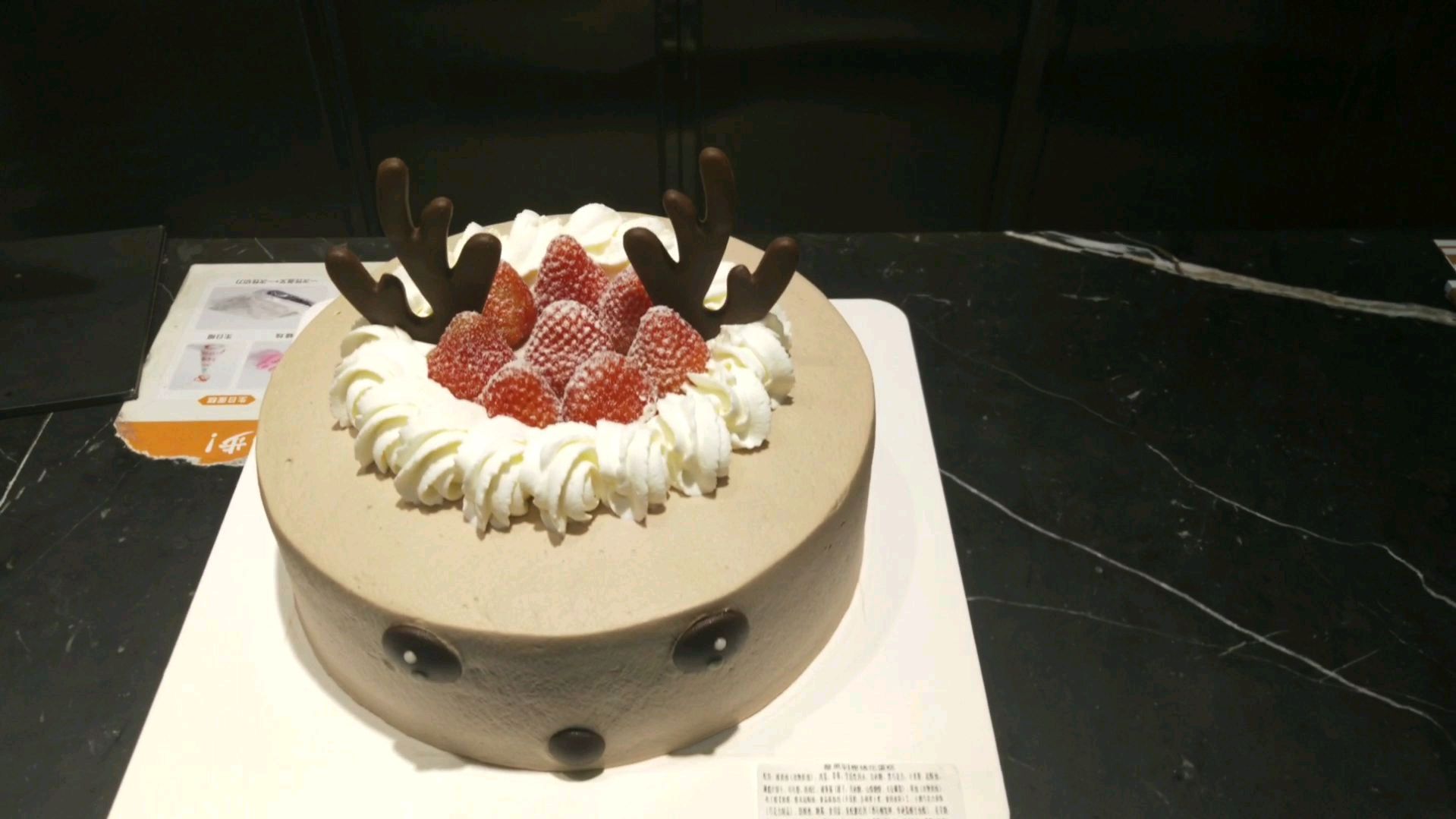 女儿生日小伙买书和买蛋糕,这样的爸爸能算一个好爸爸吗?