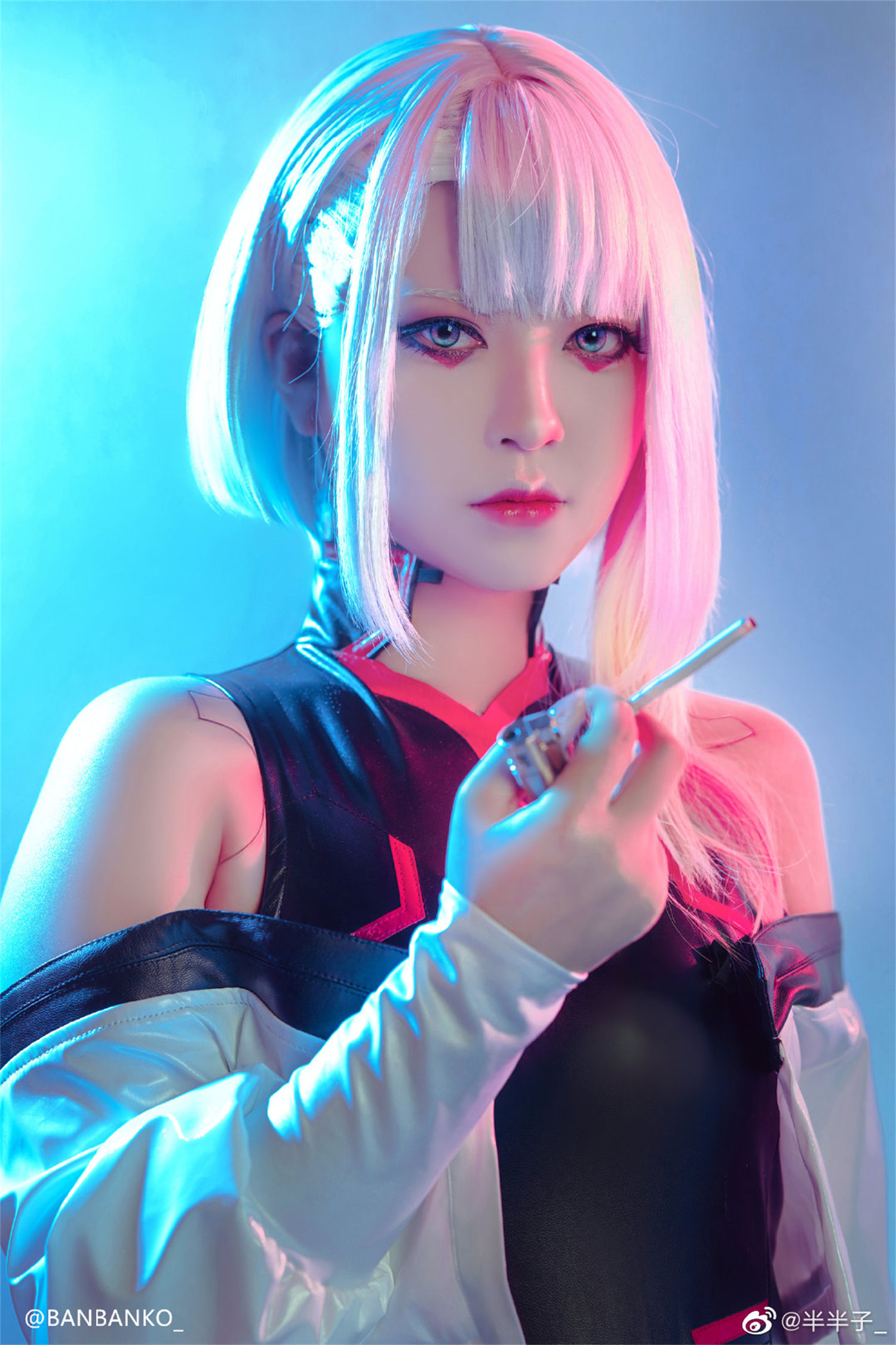 半半子一脸嫌弃冷漠回眸，夜晚辉映下的大凤花嫁