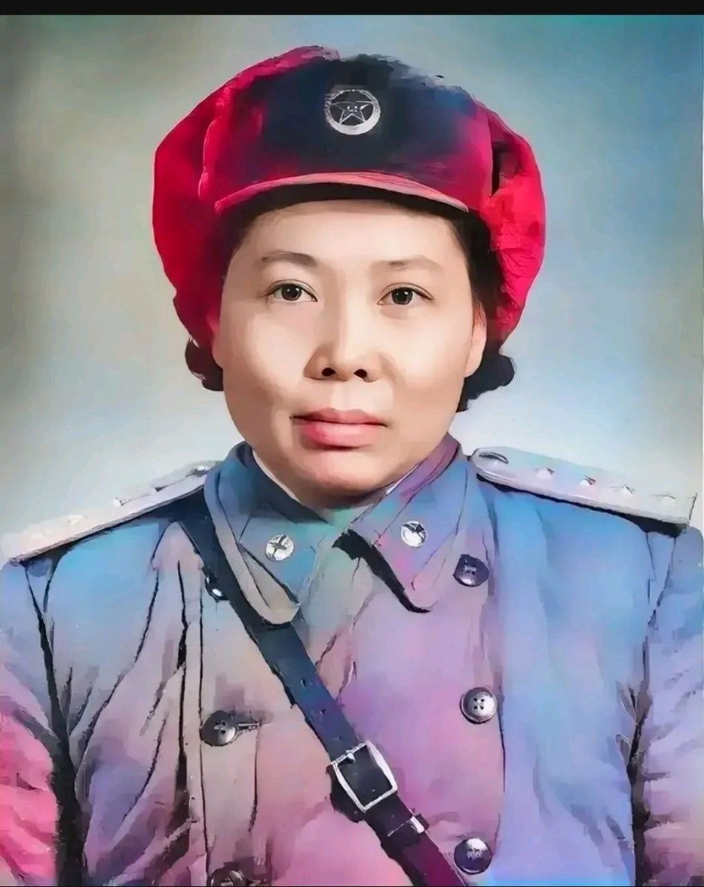 1955年,一位"开国大尉",参加授衔时,留下的一张老照片,仔细看她展现出