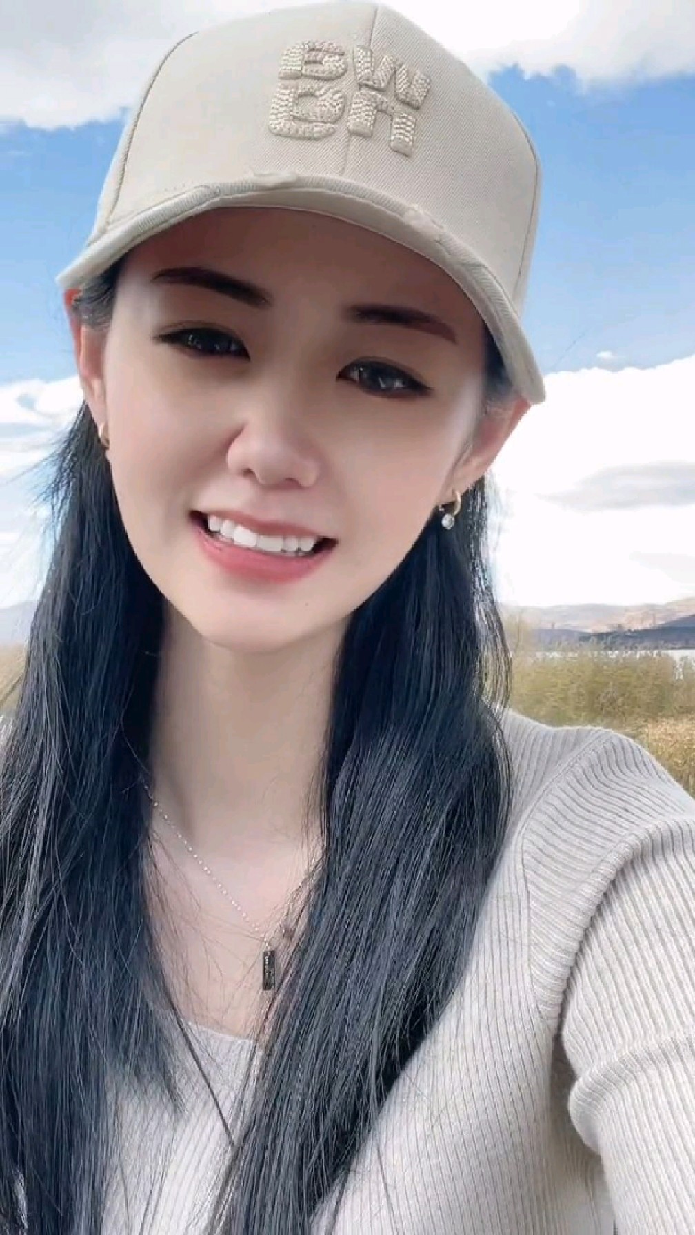 人美风景更美,一个五官端正的大美女!-度小视