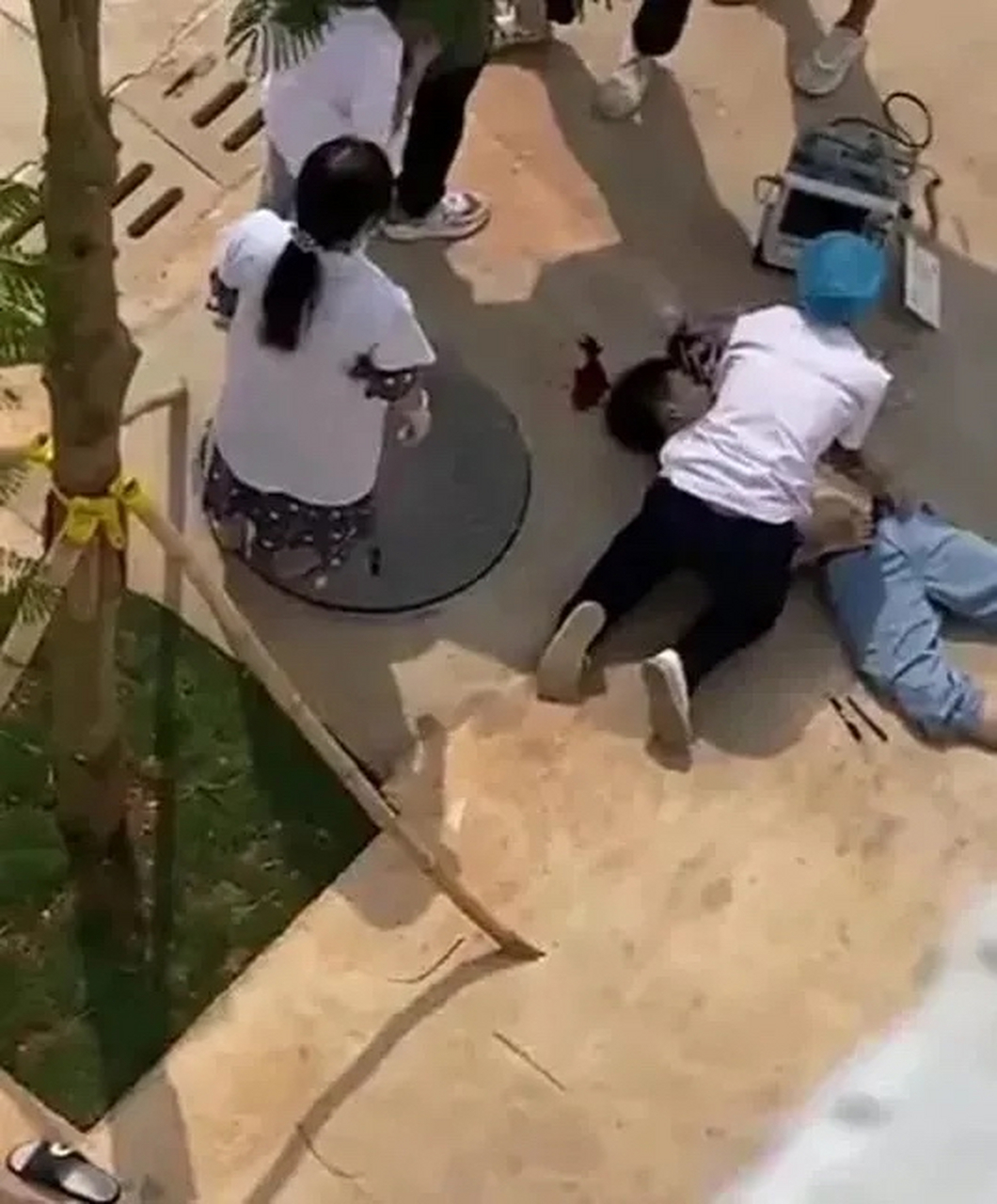 前几天,一个高中的高二学生跳楼自杀了,当场身亡,据了解,这个高中学生