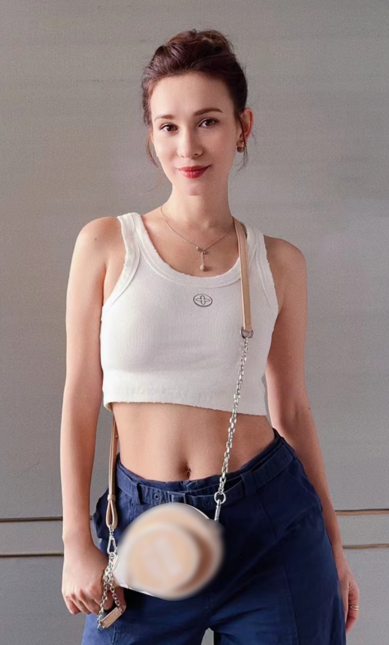 韩庚老婆分享日常照状态超好,卢靖姗为了浪姐短时间内练出来马甲线