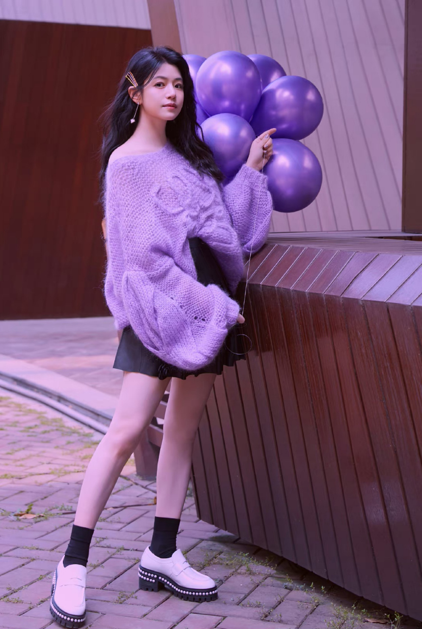 陈妍希# 一袭紫色毛衣,搭配黑色小皮裙,清纯唯美的容颜,白皙细嫩的