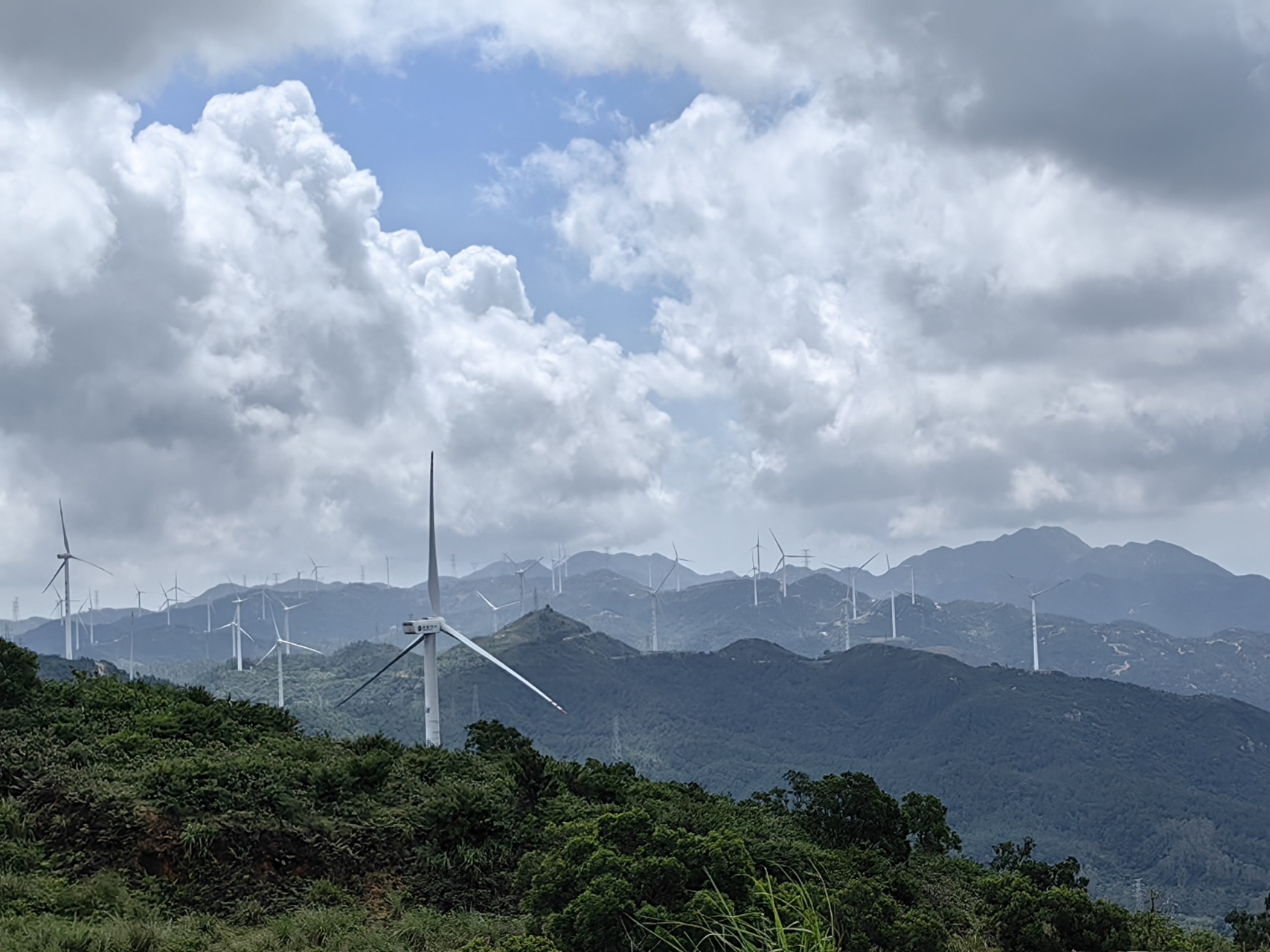 阳江东平风车山,现在把路修好了,自驾可以很方便地开到山顶,仰望与