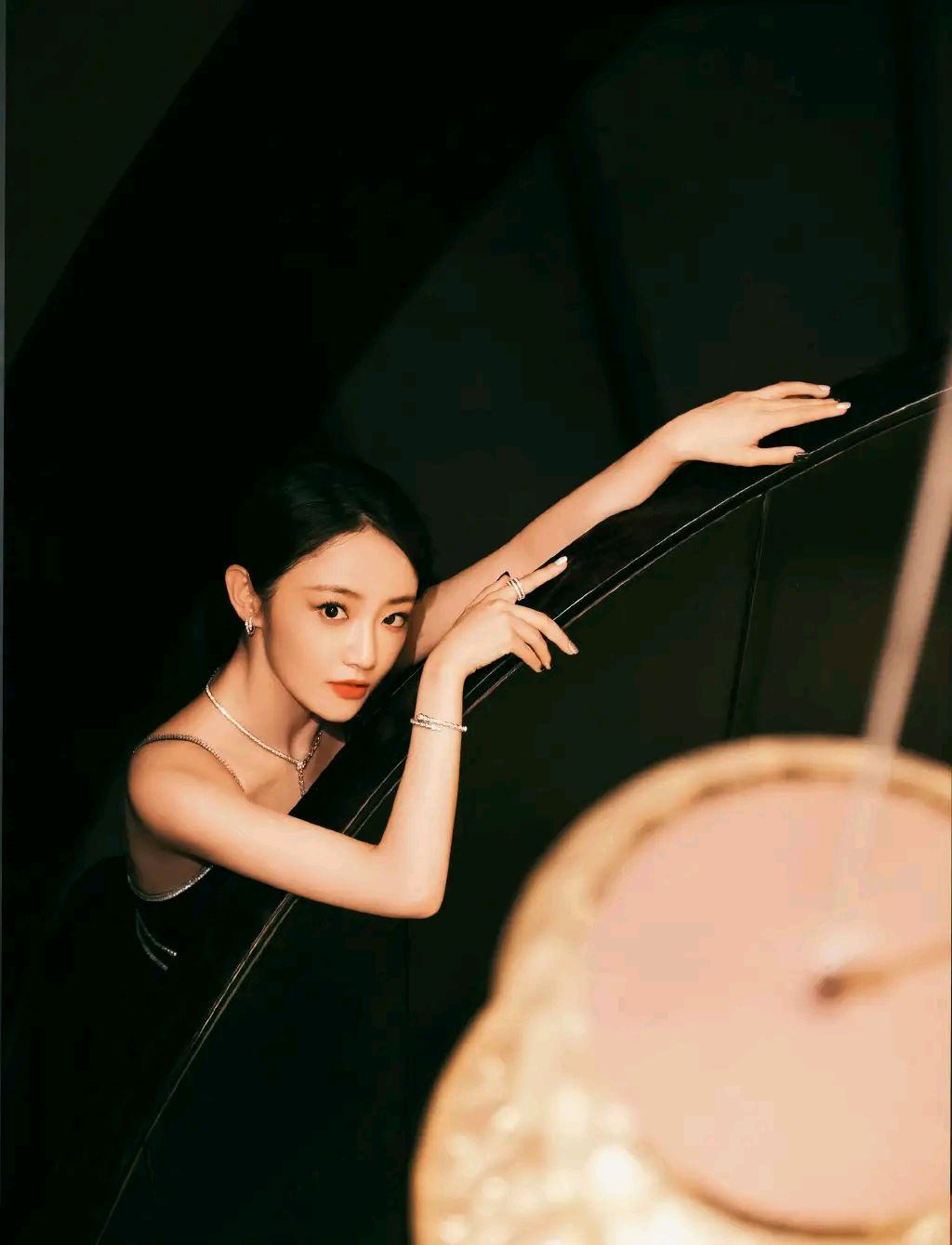 吴佳怡身着黑色简约吊带长裙,迷人魅力,宛若电影中走出的美人.