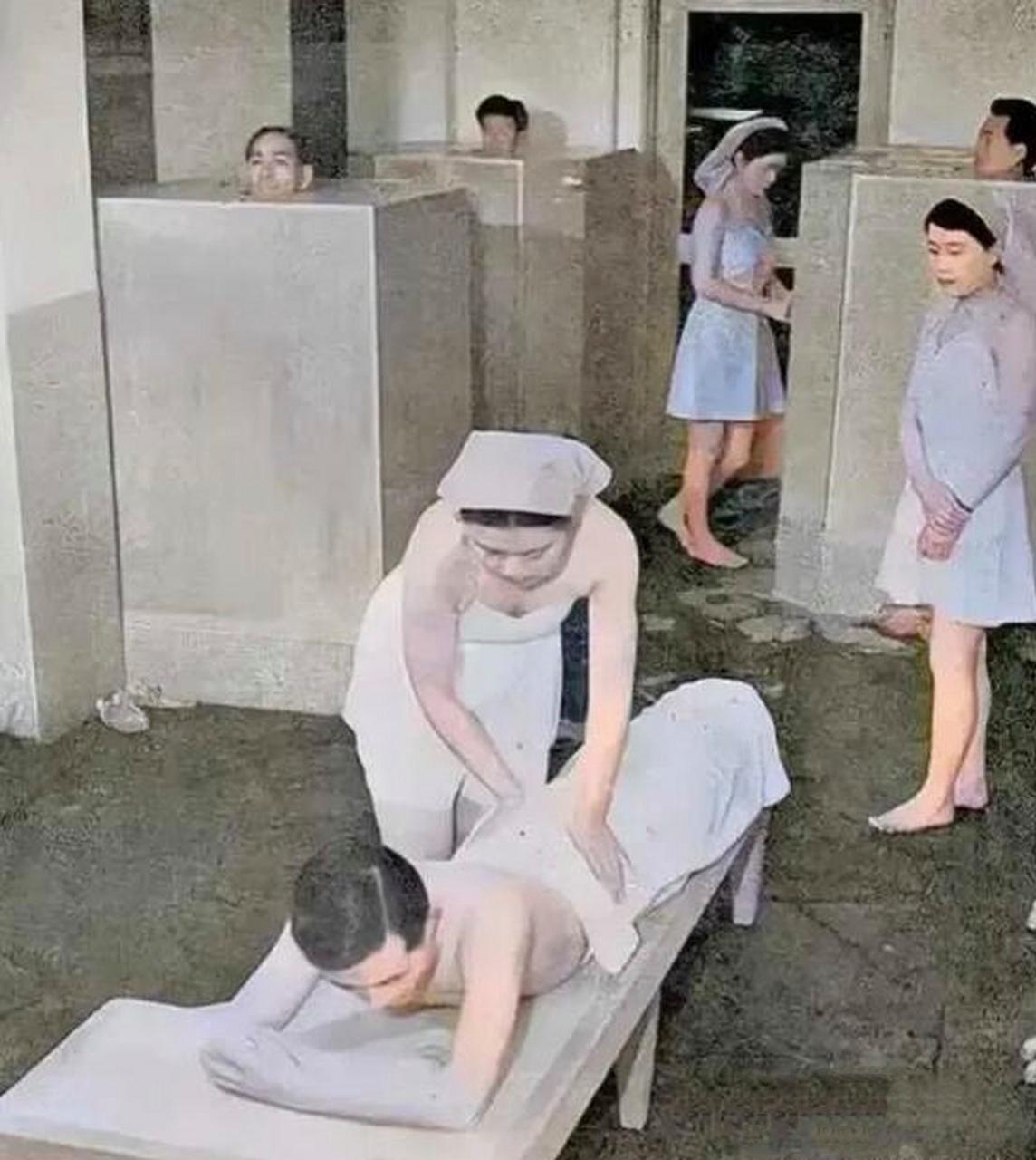 日本一家三代6个人,一起洗澡的画面,由图可见,每个人都光着身子泡在