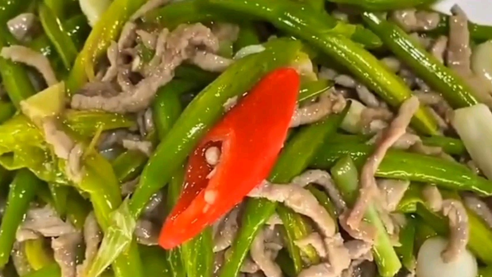 厨师长分享黄花菜炒肉丝家常做法,肉丝滑嫩不硬,黄花菜更脆嫩