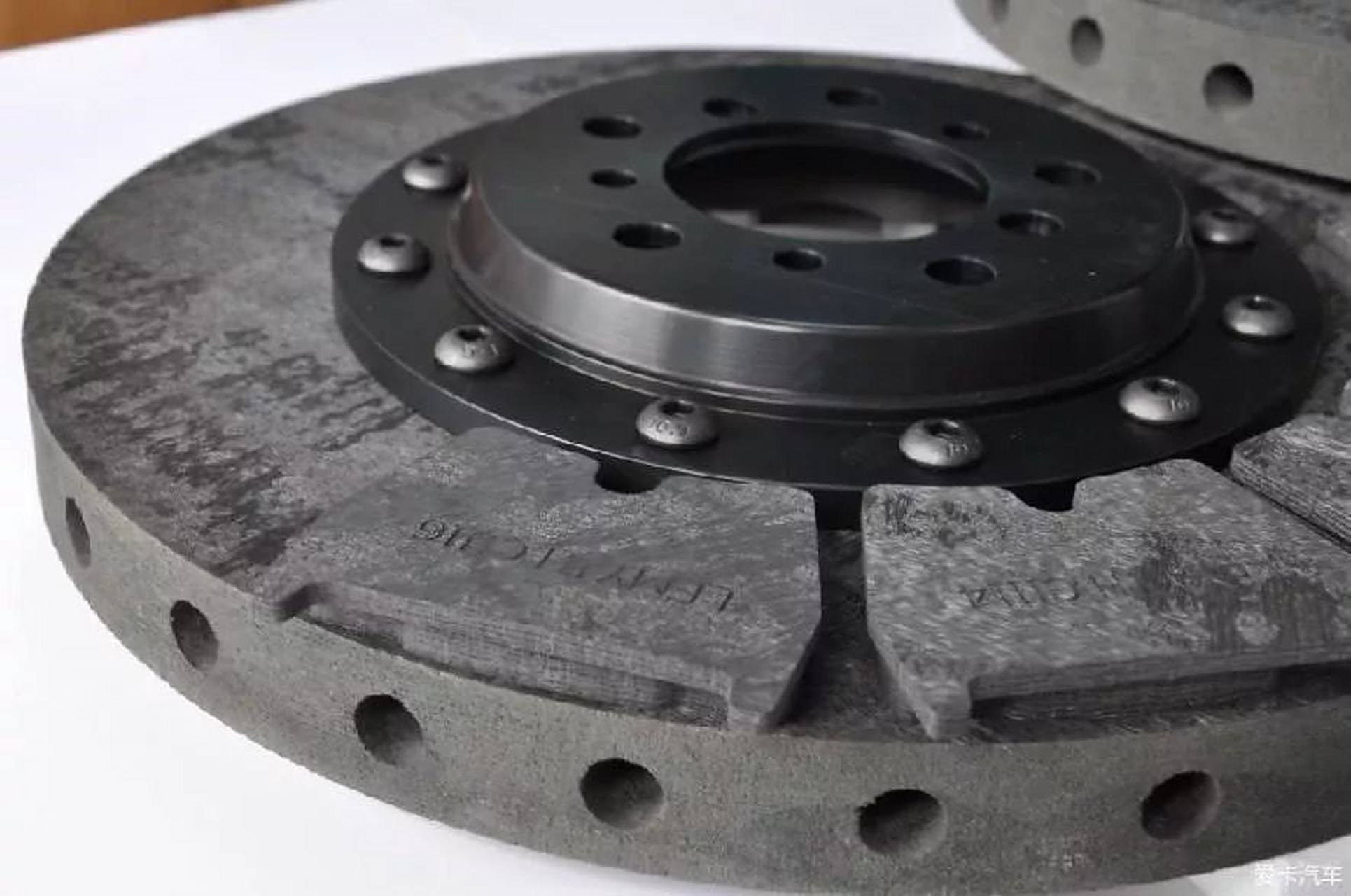 高铁刹车片是指用于高速铁路列车刹车系统的重要零部件,用于实现列车