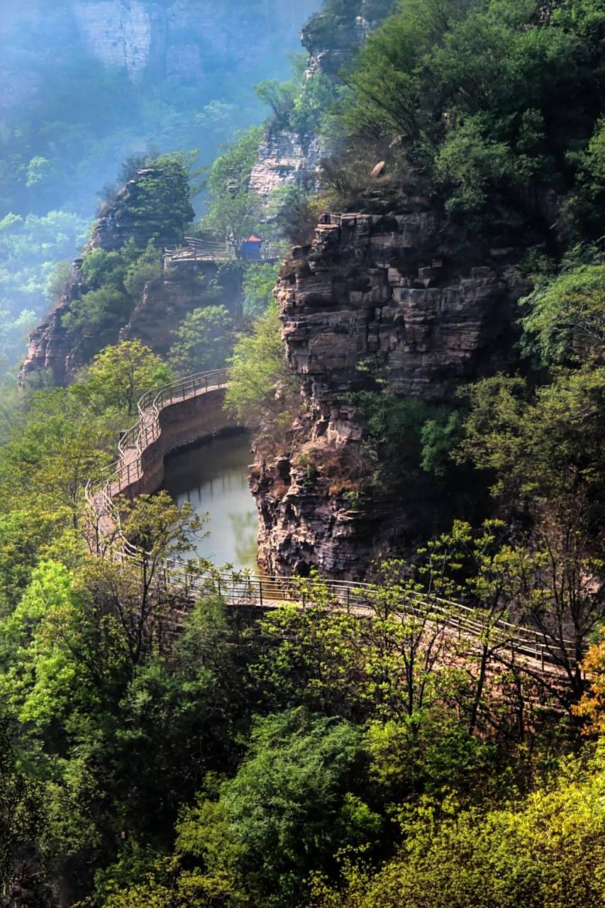 9月的河南林州红旗渠畔,徐徐秋风绘就的如画风景,秋天的序曲正在悄然