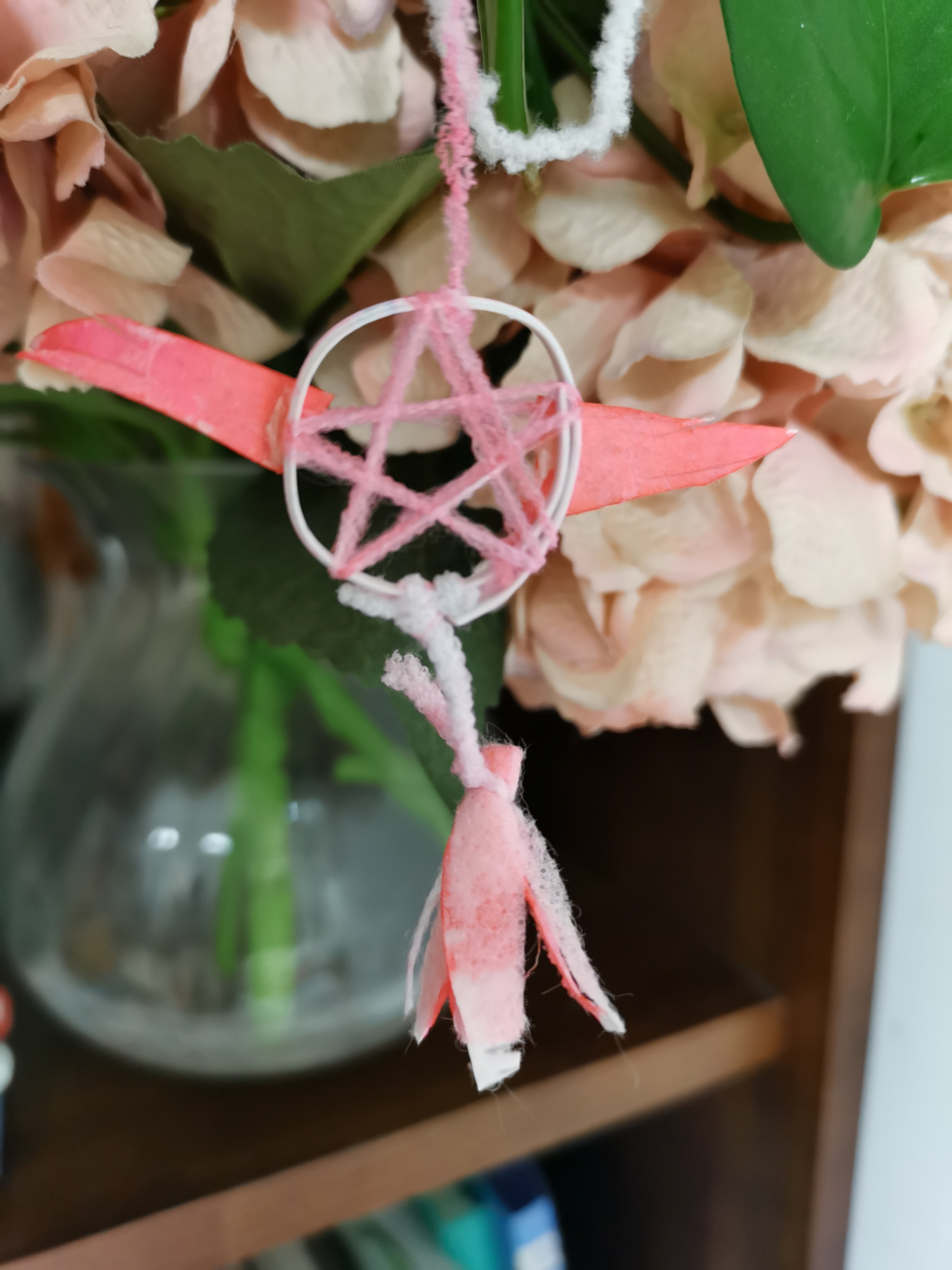 孩子用口罩做的挂饰,很有想象力,我给它们取名叫"插上翅膀的魔法"!