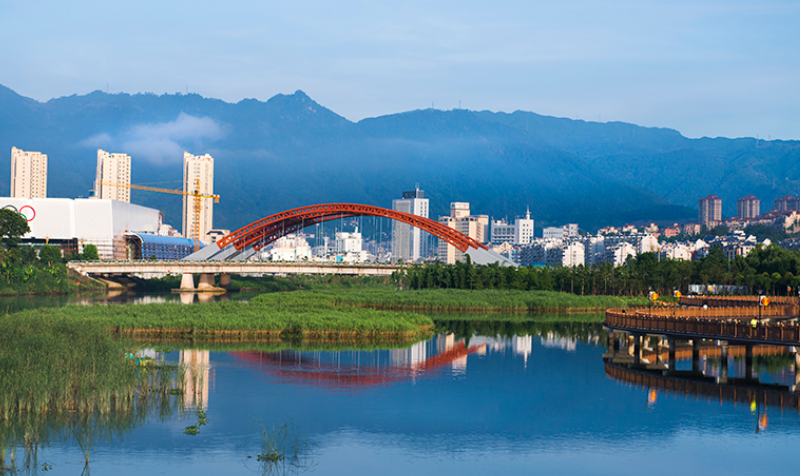 位于福建省东北翼沿海百里画廊之美誉的城市是