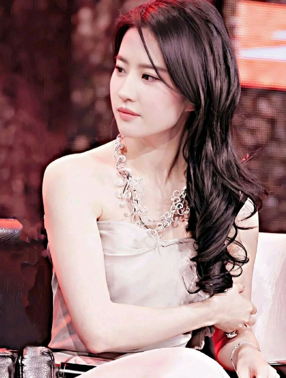 情不自禁的哭了  在北京举行的四大名捕首映礼上,刘亦菲听到邹兆龙台