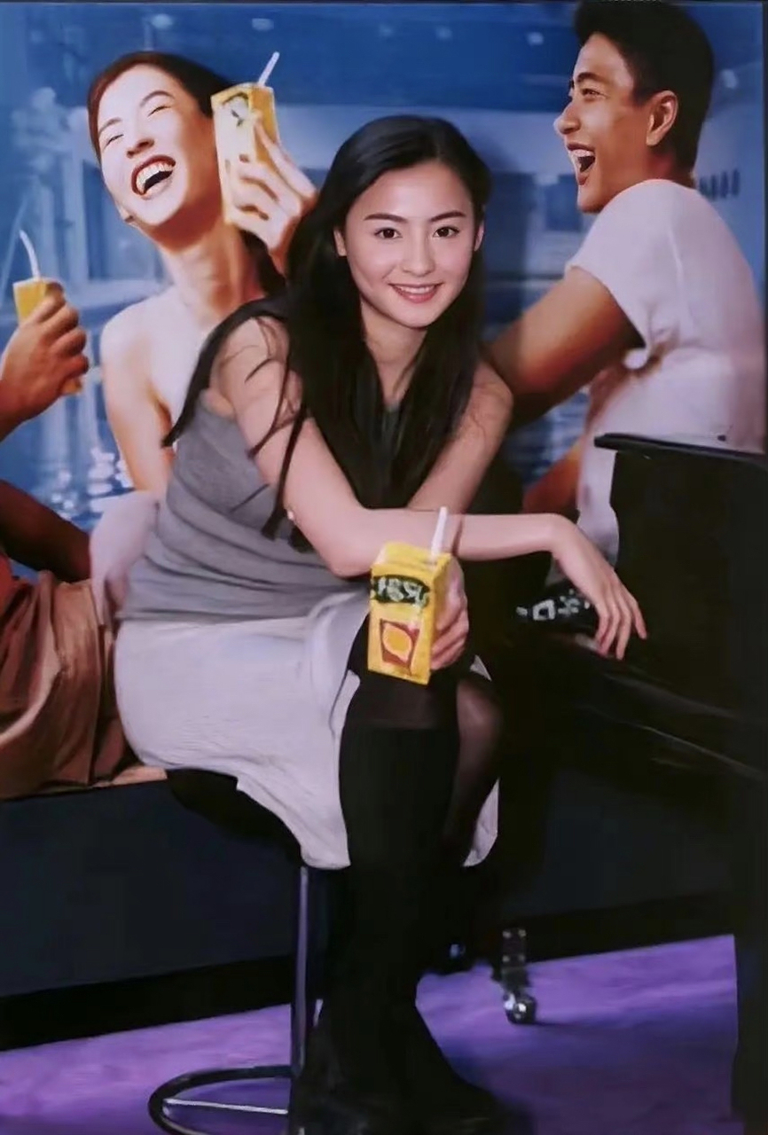张柏芝1998年柠檬茶广告,都是满满的回忆感了,好像从这之后她就正式