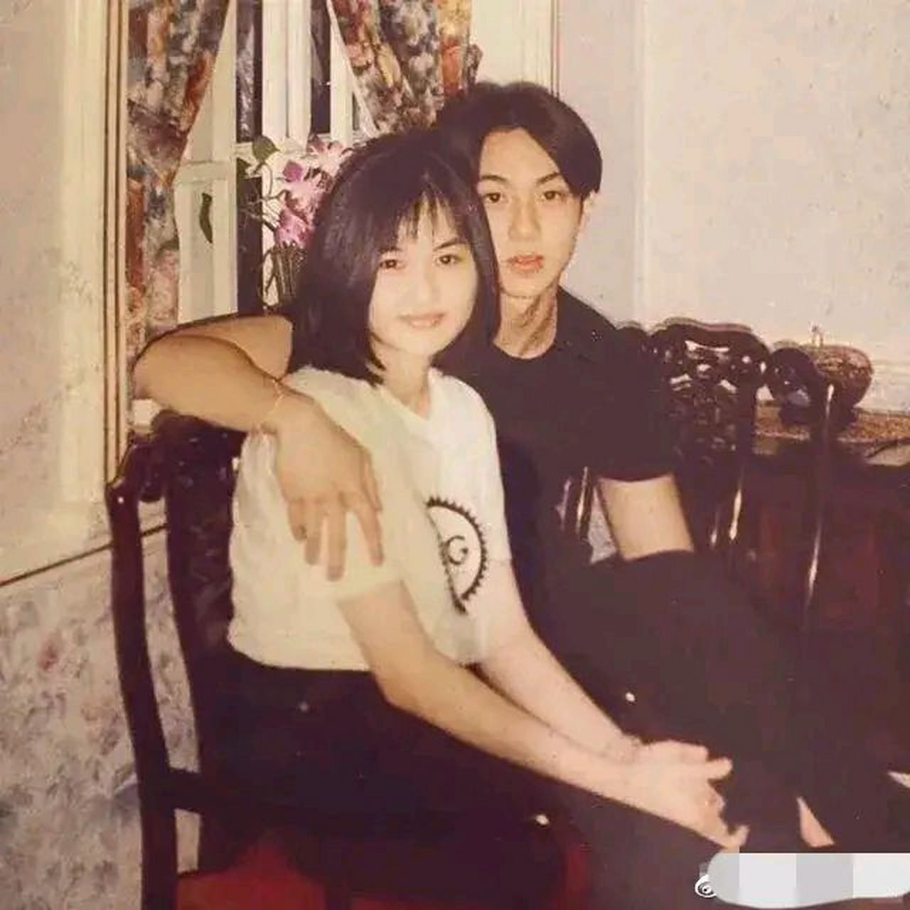 网上看到一张吴尊老婆年轻时的旧照,真的好可爱,两人这么多年真是难得