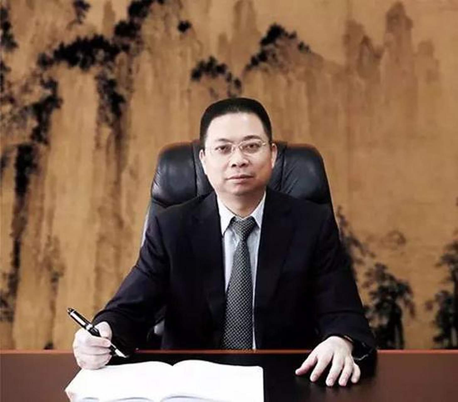 深圳市宝能投资集团有限公司董事长姚振华,广东汕头人,曾以1050亿元