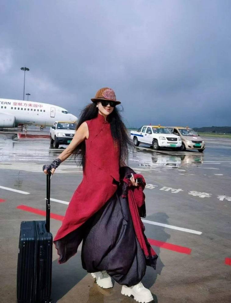 曝光杨丽萍私生活!为舞蹈奉献生活不便,完全依赖助理24小时照顾