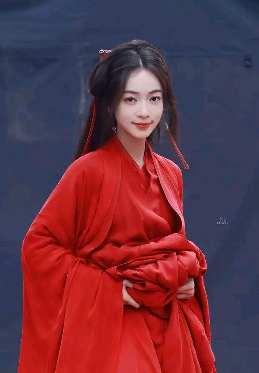 吴谨言新剧红衣路透图曝光 衣袂飘飘尽显俏皮灵动