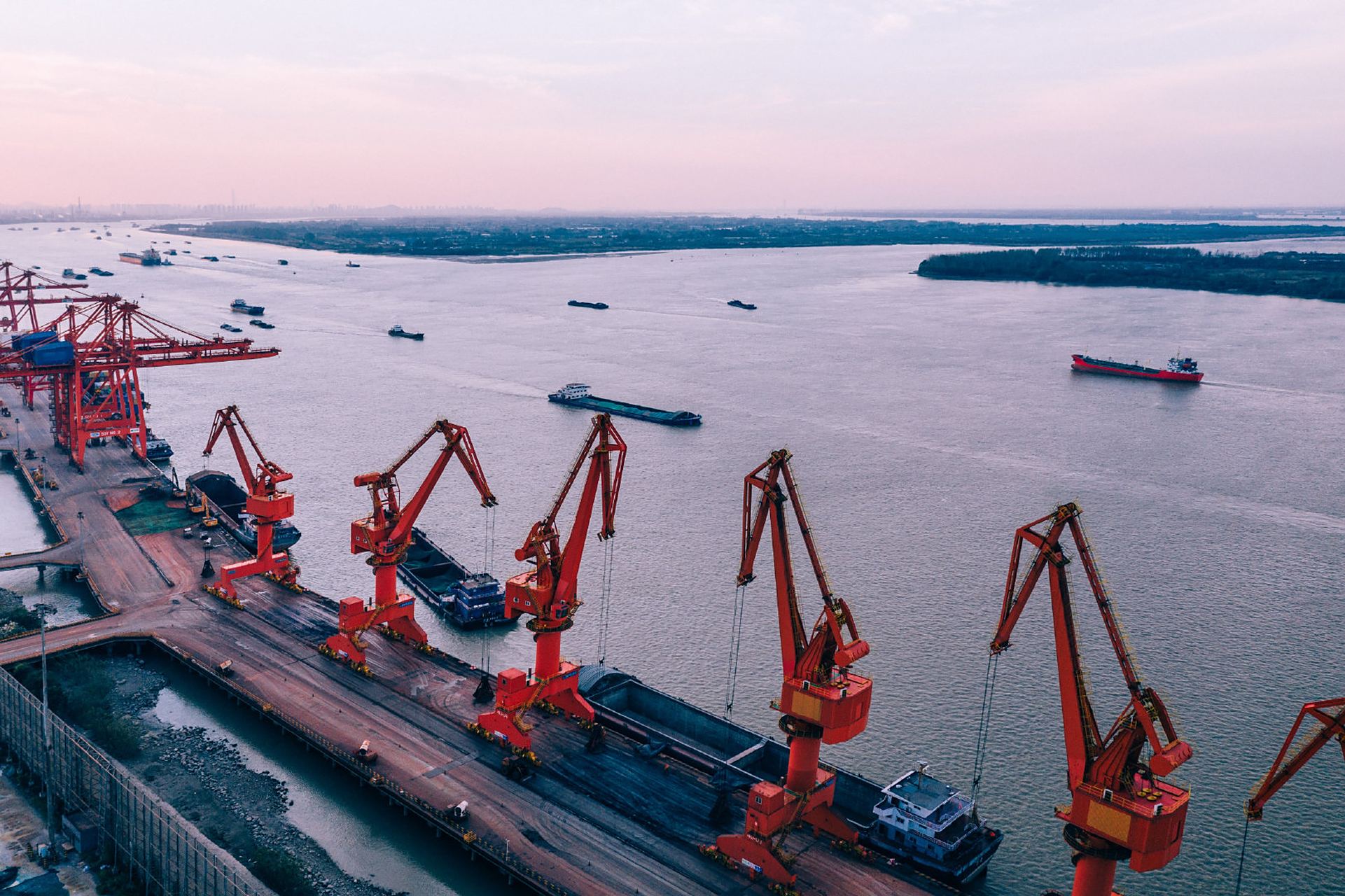 目前世界正处于百年未有之大变局,东升西降就是主要特征,东升的主力是