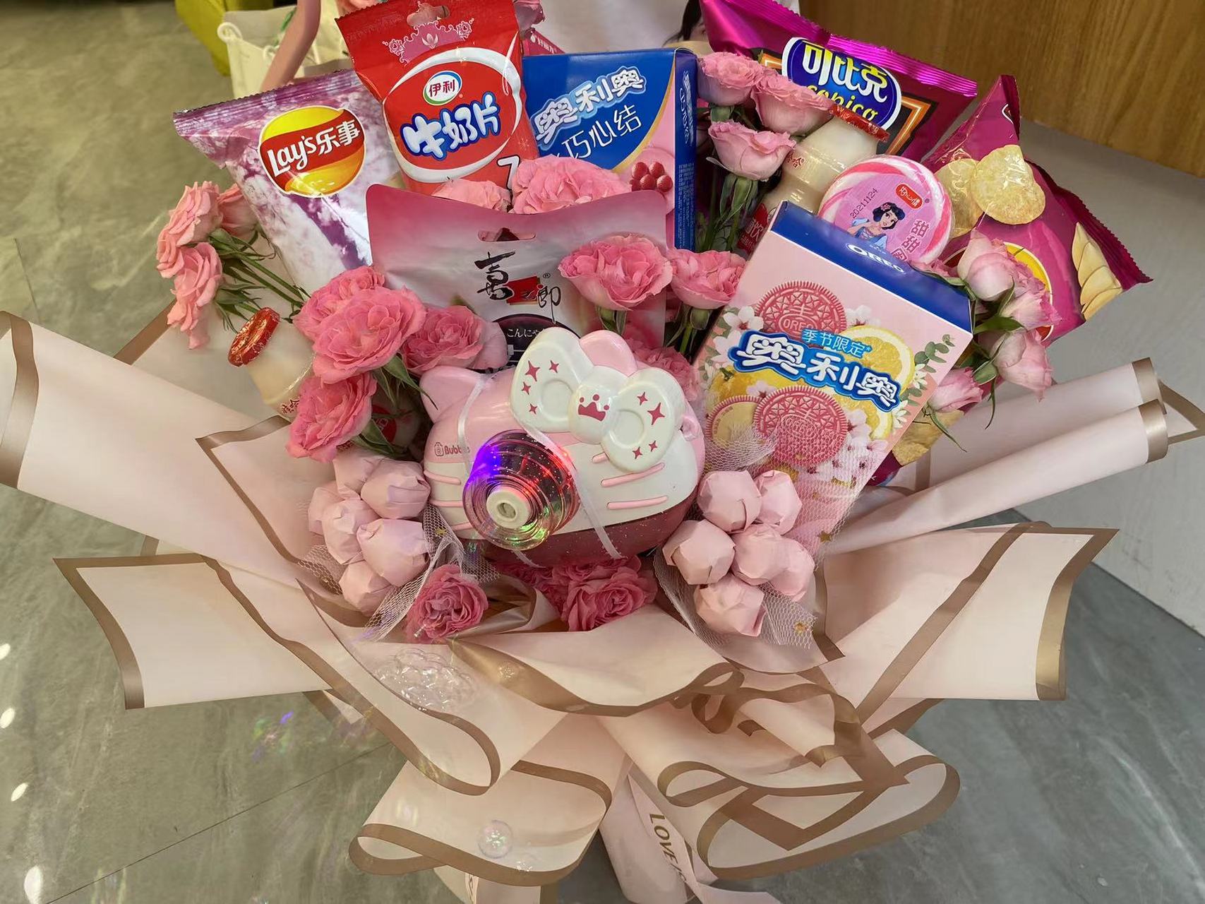 忙活了两个小时,自己动手给孩子做的零食花束.