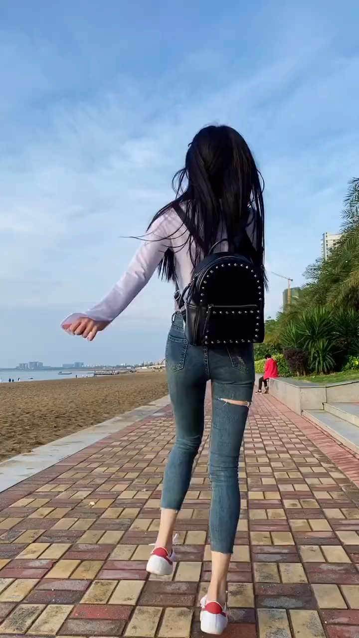 美女在步行道上面,蹦蹦跳跳