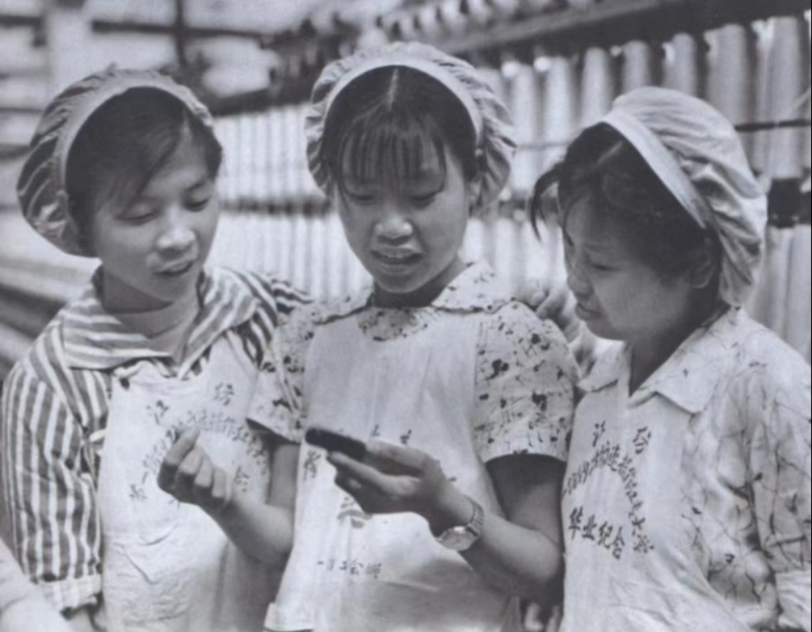 八十年代,江西南昌,纺织厂女工人,她们穿着工作服,戴着帽子,正在讨论