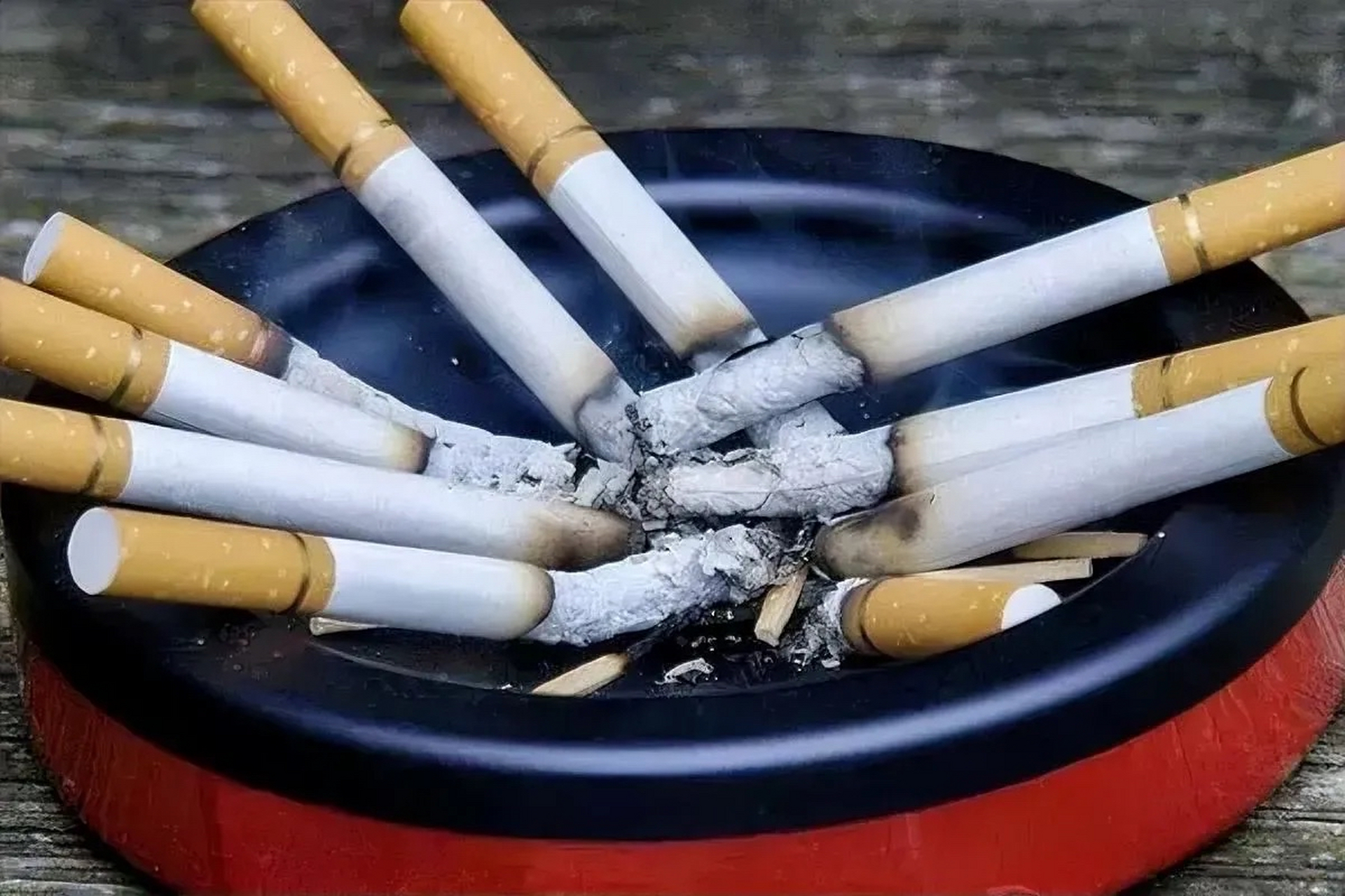 该领导抽的是软盒大"中华",他点燃一支吸两口即放在烟灰缸里,接着再