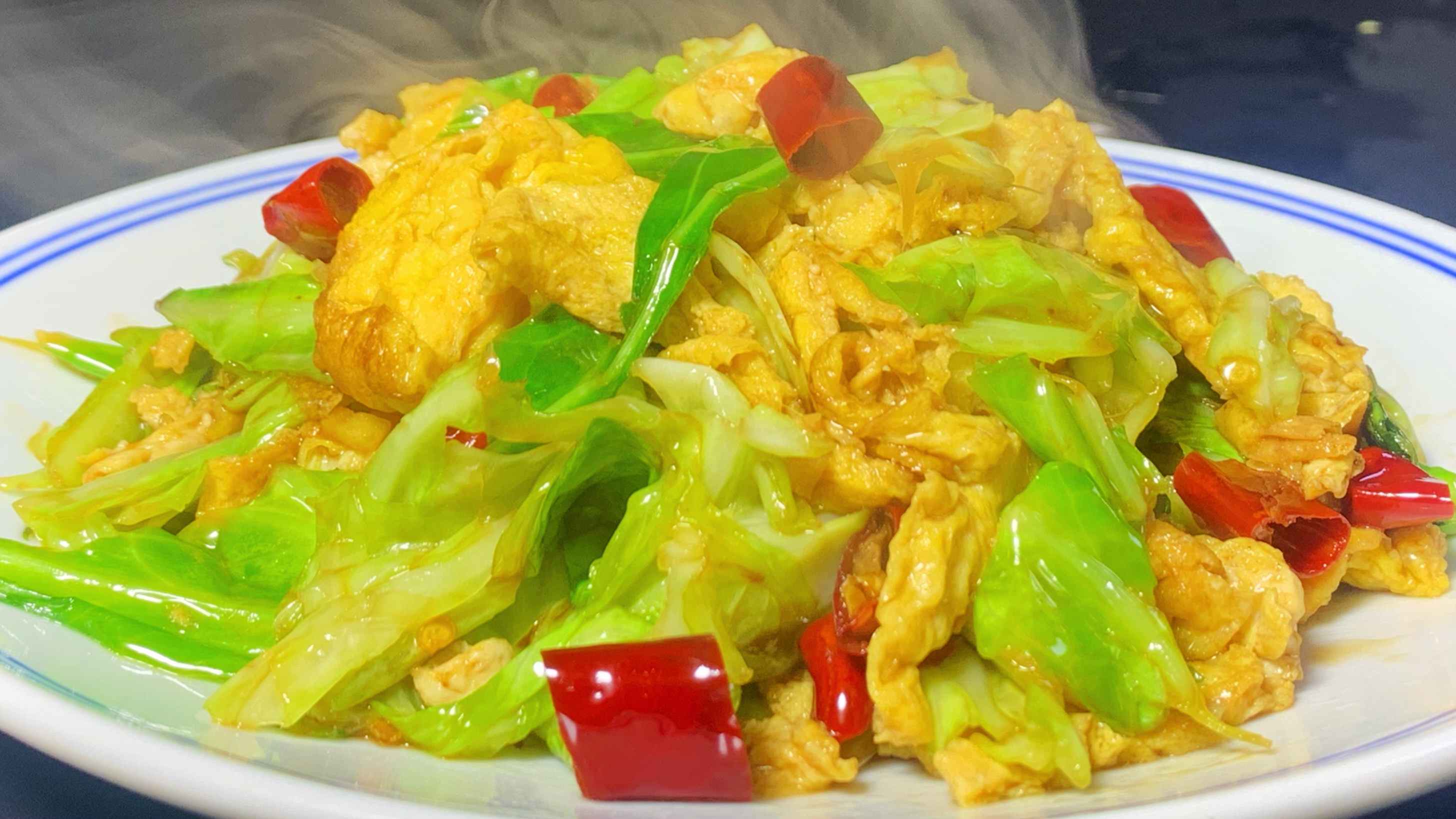 包菜炒鸡蛋不一样的新做法，不过油不焯水，脆爽弹牙，营养美味