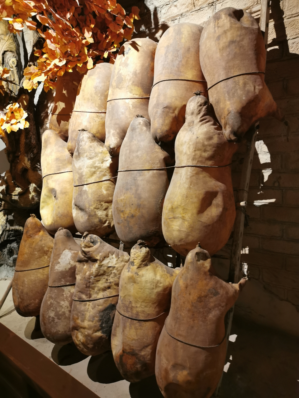 羊皮筏子   羊皮筏子俗称排子,是黄河中上游古代先民运输人员,物资